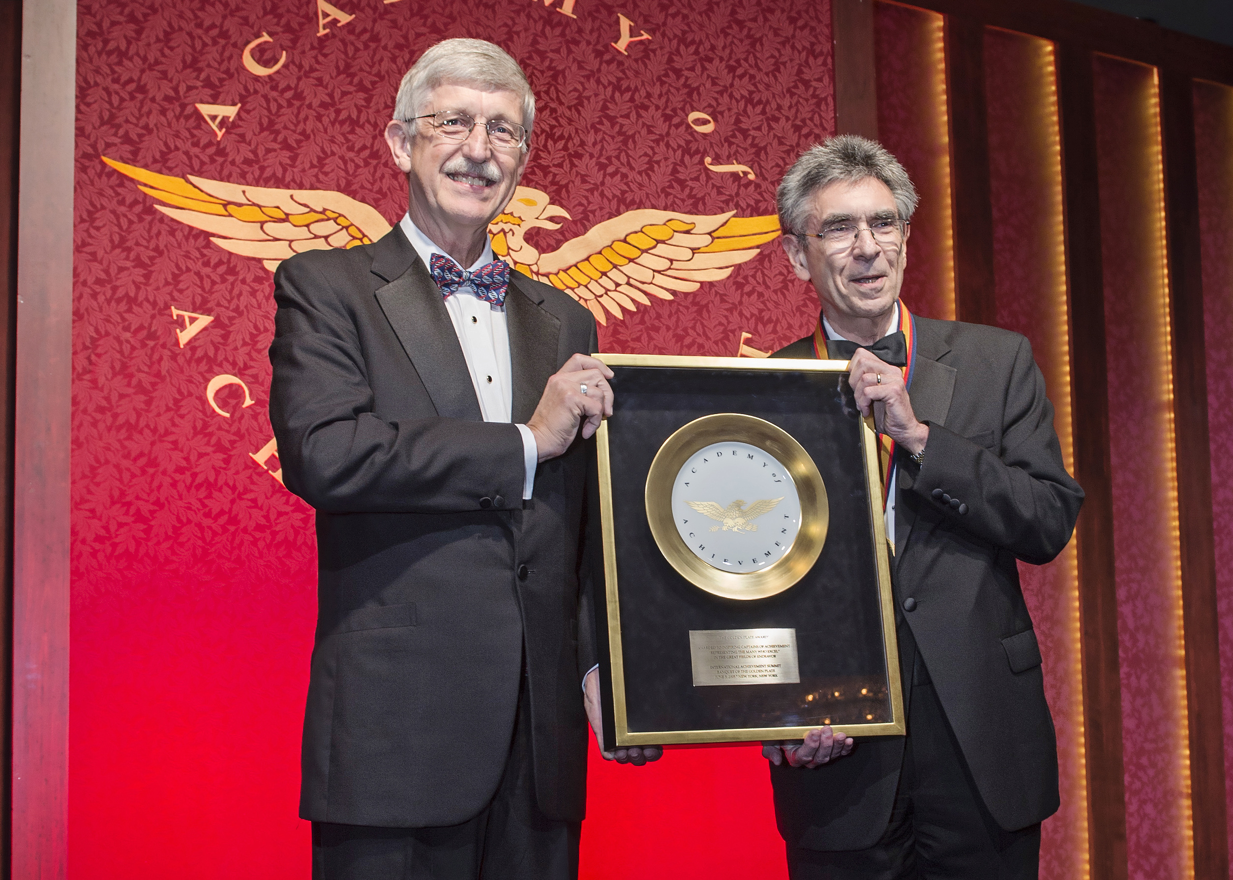 Dr. Francis Collins (L), Director of the National Institutes of Health, presents Dr. Robert Lefkowitz with the Golden Plate Award of the Academy of Achievement at the 2014 International Achievement Summit in San Francisco. (© Academy of Achievement)