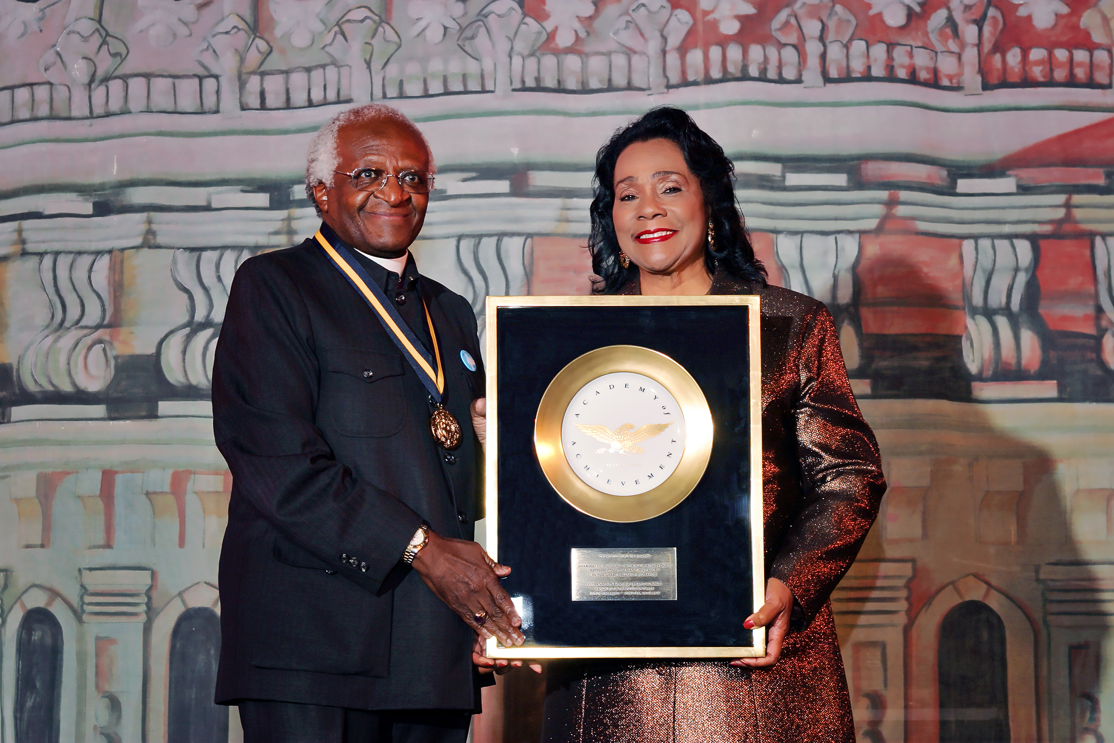 En el 2003 Washington, DC Desmond Tutu, de Sudáfrica, recibe el Premio Placa de Oro de la Academia de manos de Coretta Scott King, icono de los derechos civiles.'s Desmond Tutu receives the Academy's Golden Plate Award from civil rights icon Coretta Scott King.