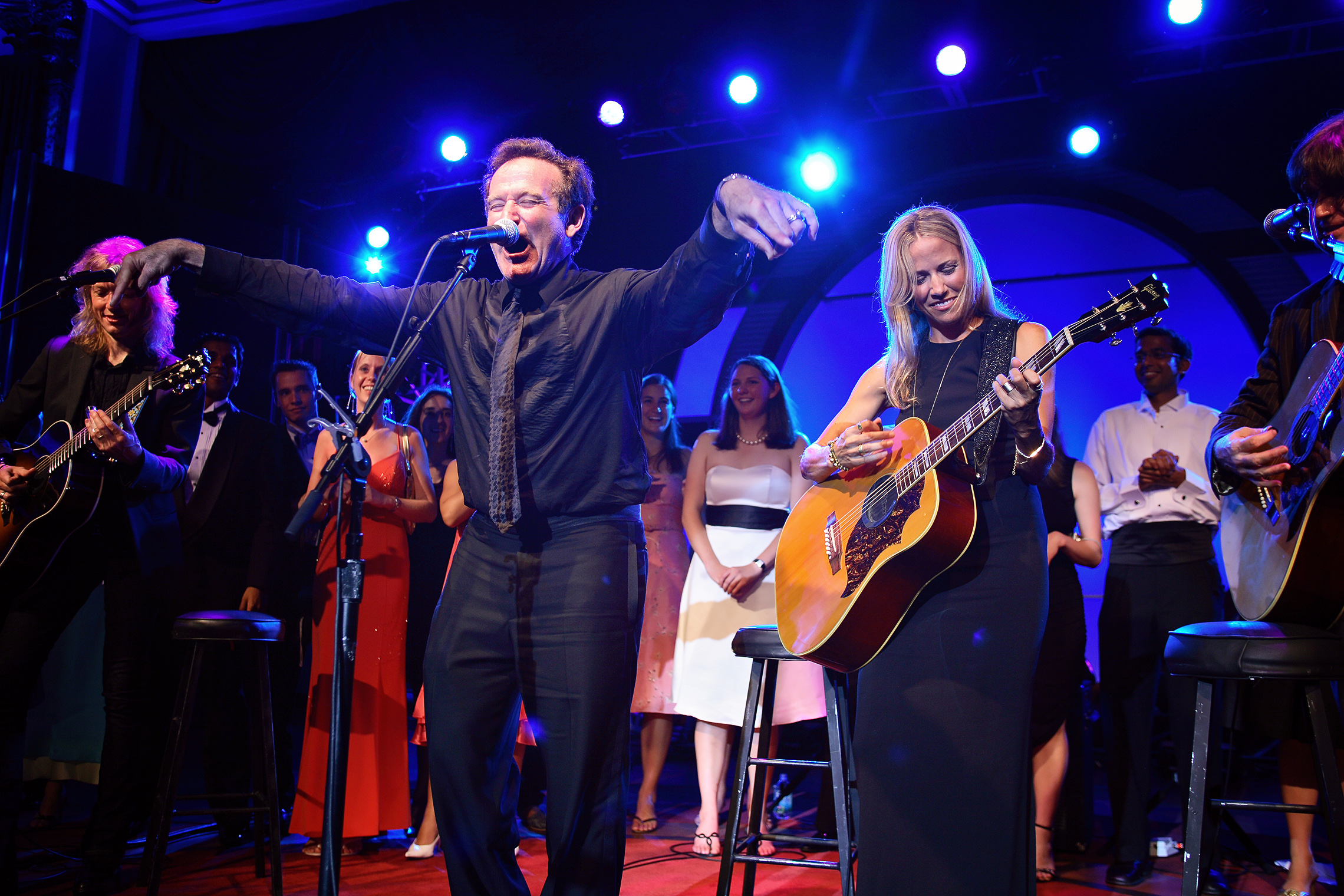 Robin Williams performs a spontaneous "Academy rap" with Sheryl Crow at the 2006 Banquet of the Golden Plate. 