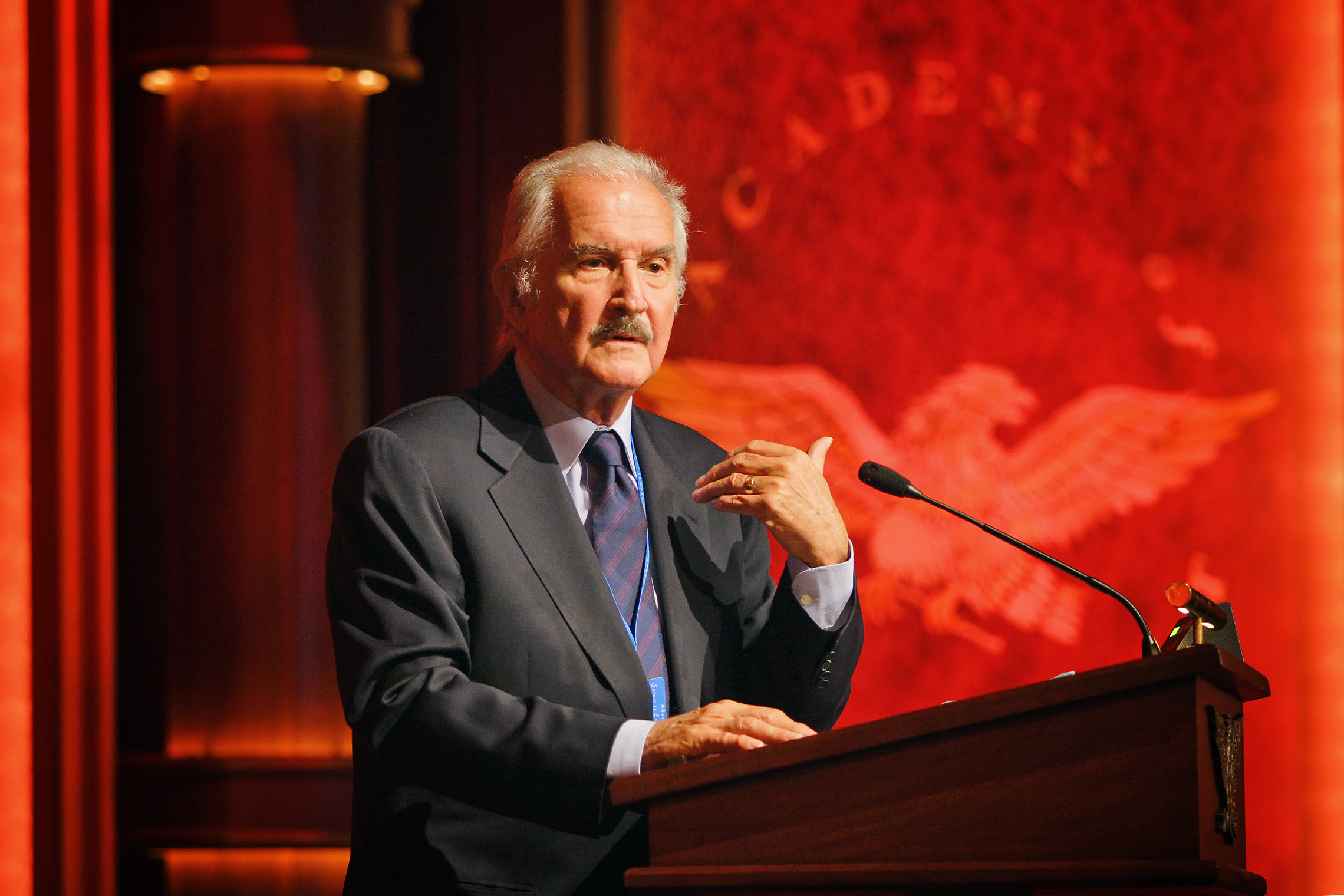 Best-selling novelist and diplomat Carlos Fuentes, a 2006 Academy guest of honor, addresses the delegates.