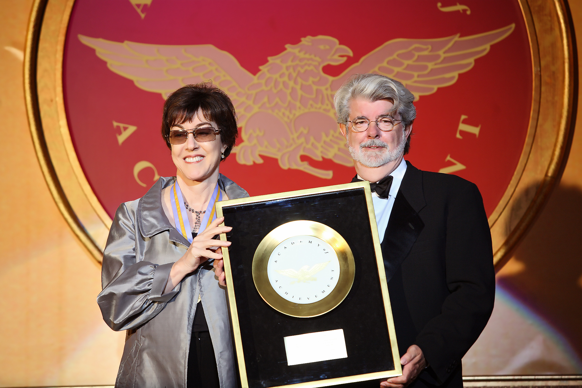  George Lucas, miembro del Consejo de Premios y cineasta, entrega a Nora Ephron el Premio Placa de Oro en la Cumbre Internacional de Logros de 2007 en Washington, D. C.