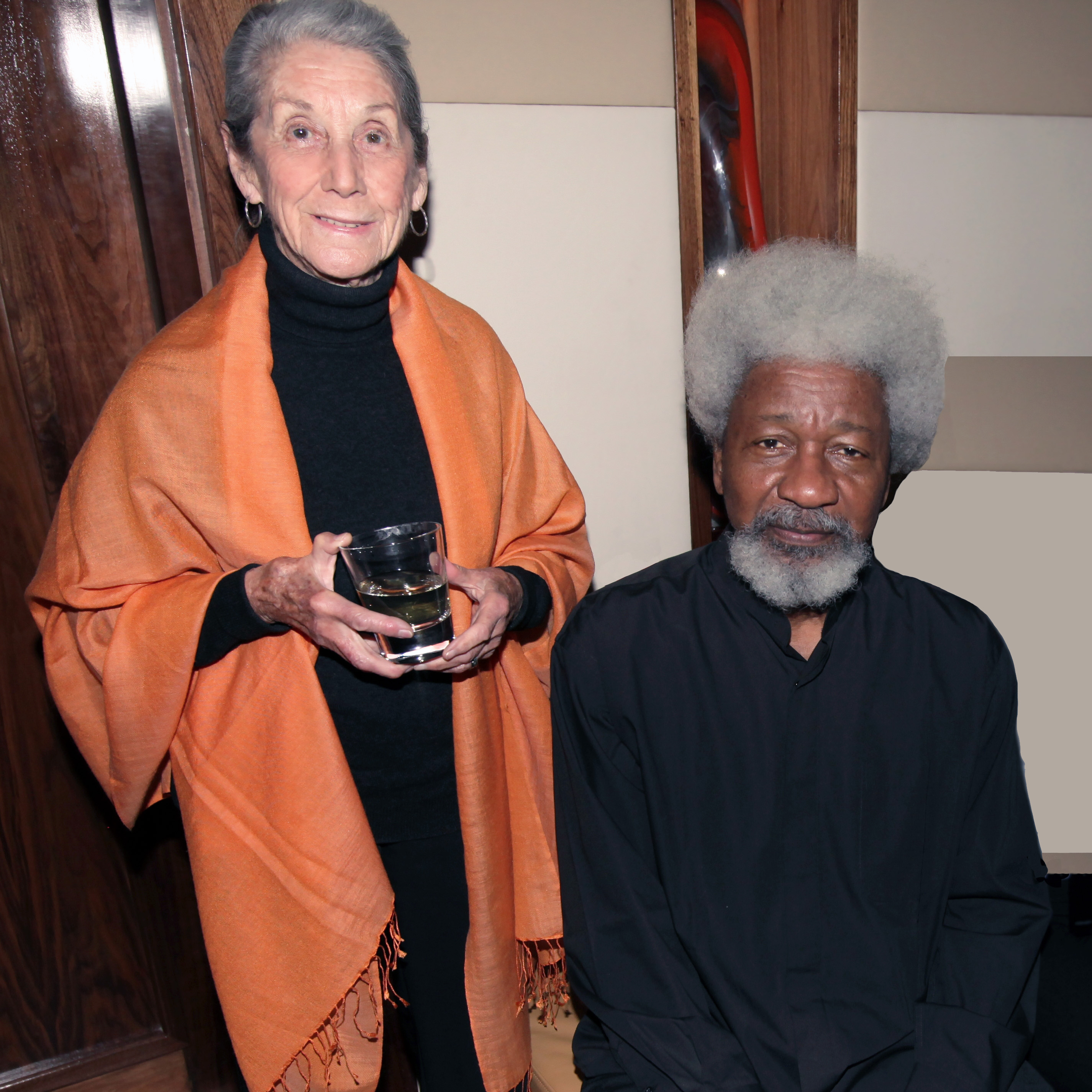  Deux récipiendaires du Prix Nobel de littérature, l'Afrique du Sud Nadine Gordimer et le Nigérian Wole Soyinka, au Sommet International des Réalisations de 2009. (© Academy of Achievement) 