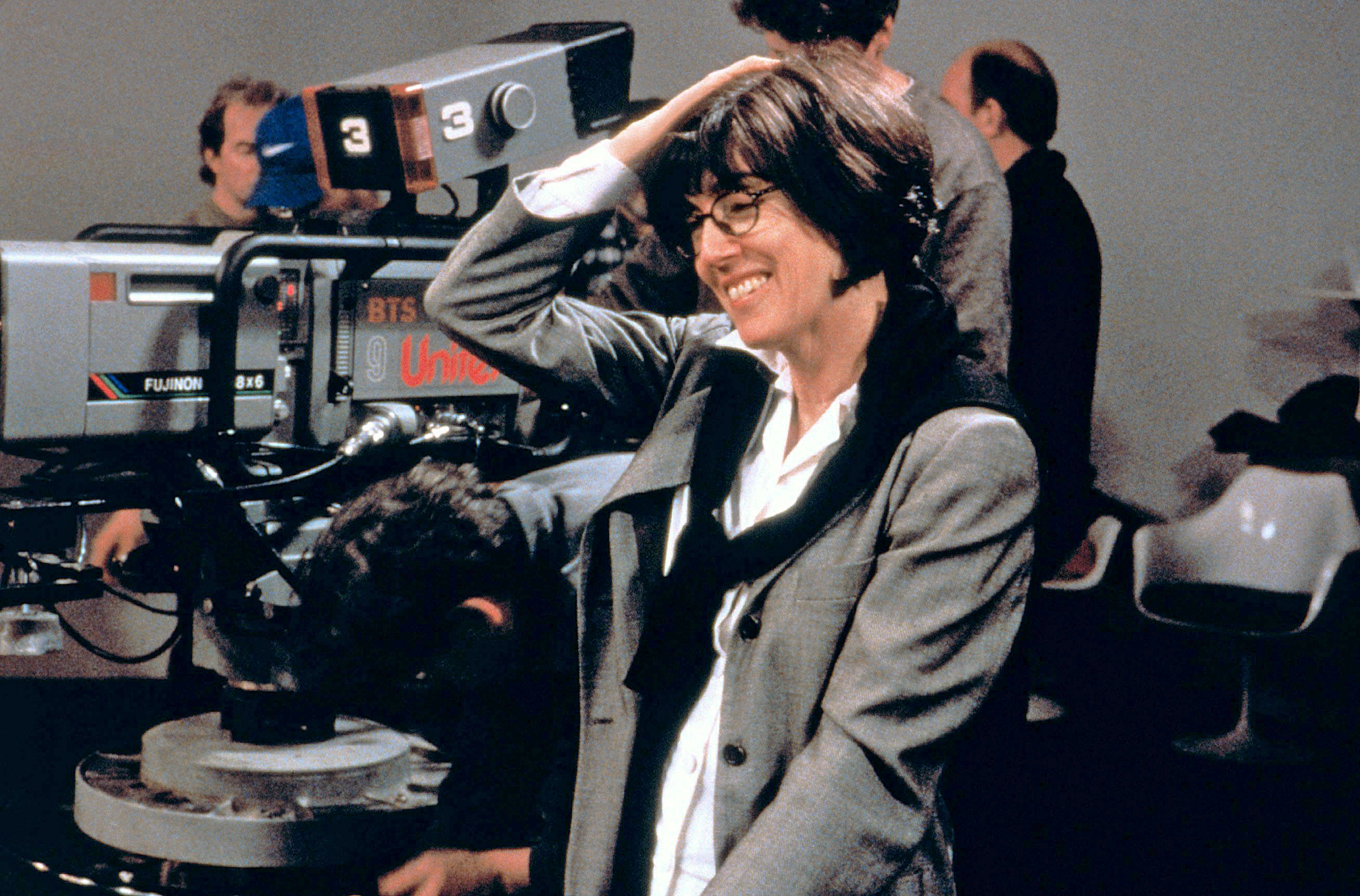  Nora Ephron trabajando en el set de su película, Lucky Numbers (2000). (Paramount Pictures/Photofest)