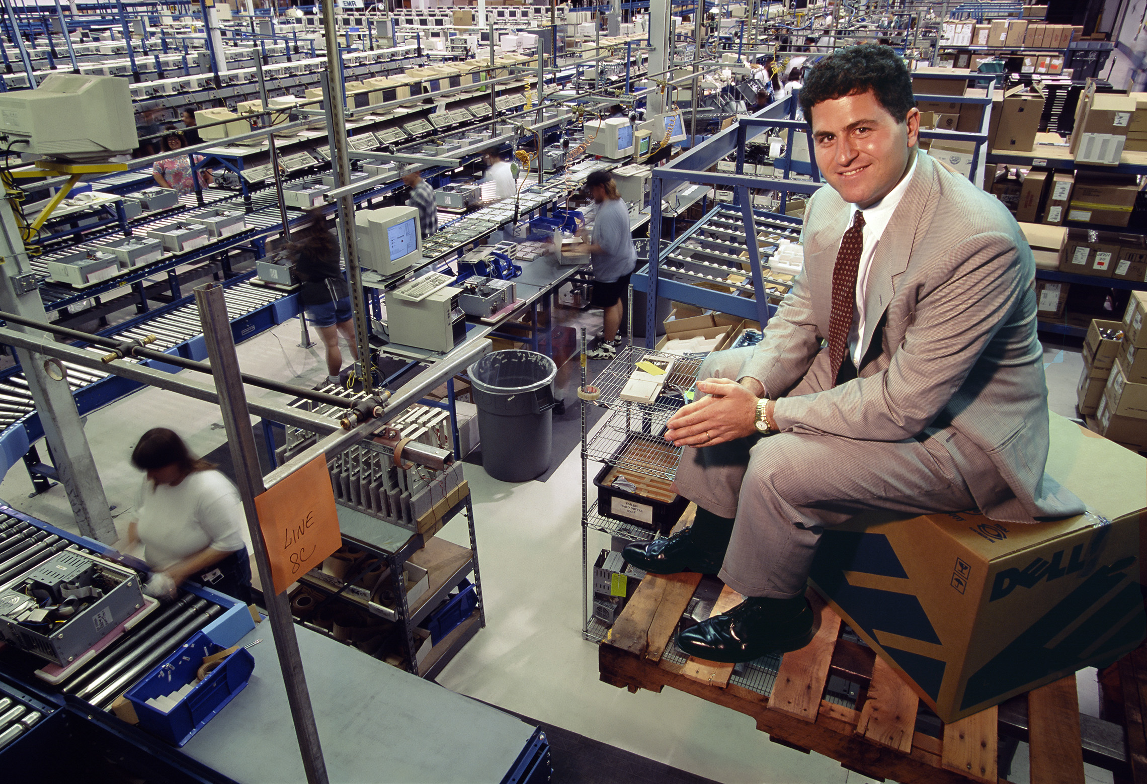 Michael Dell houdt toezicht op de assemblagelijn in zijn computerfabriek in Austin, Texas, 1996. (© Gianni Giansanti/Sygma/Corbis)