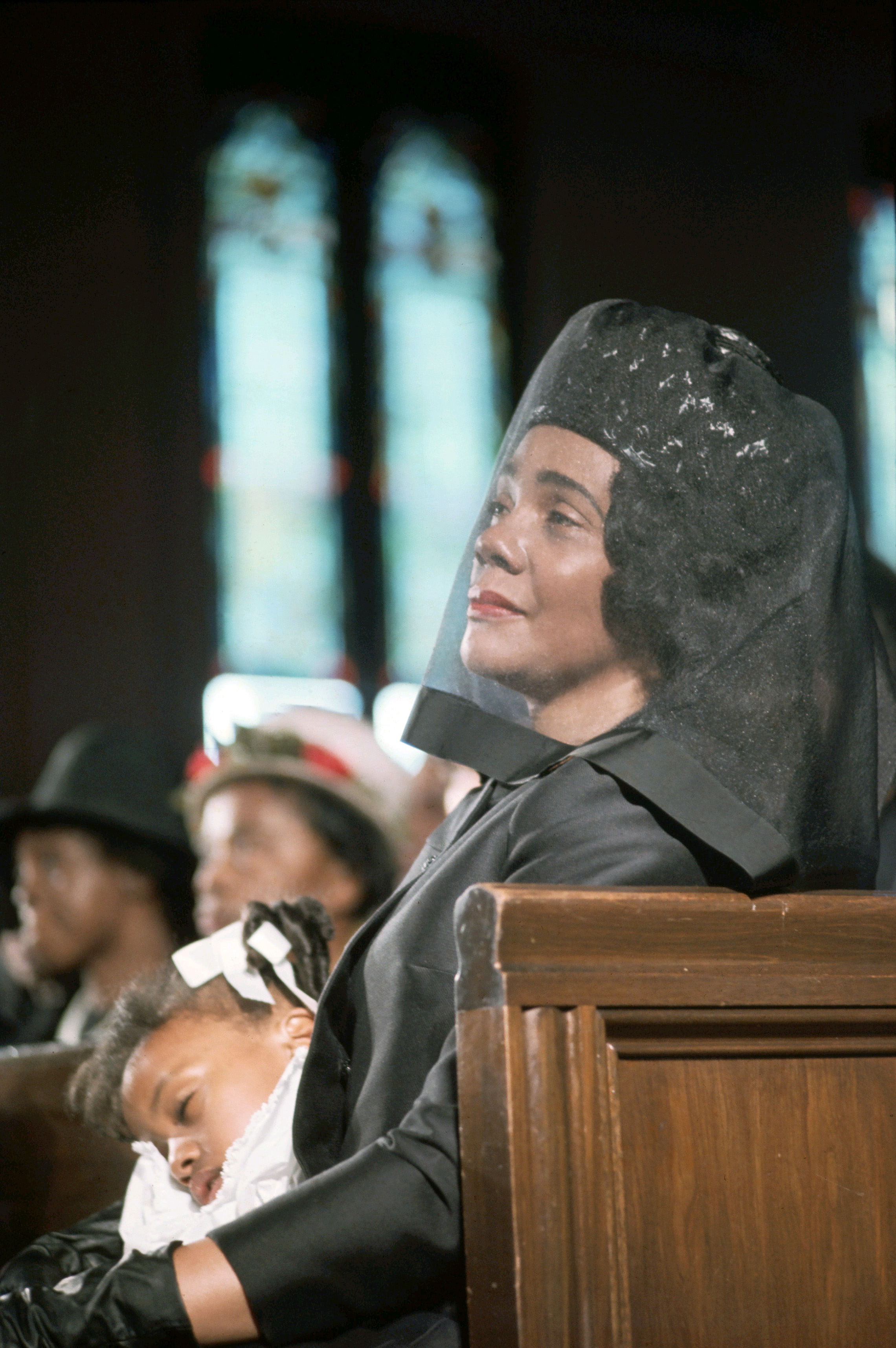 9. April 1968: Coretta Scott King hält ihre schlafende Tochter Bernice bei der Beerdigung ihres Mannes Martin Luther King Jr. in Atlanta, Georgia. (Corbis /Bettman)