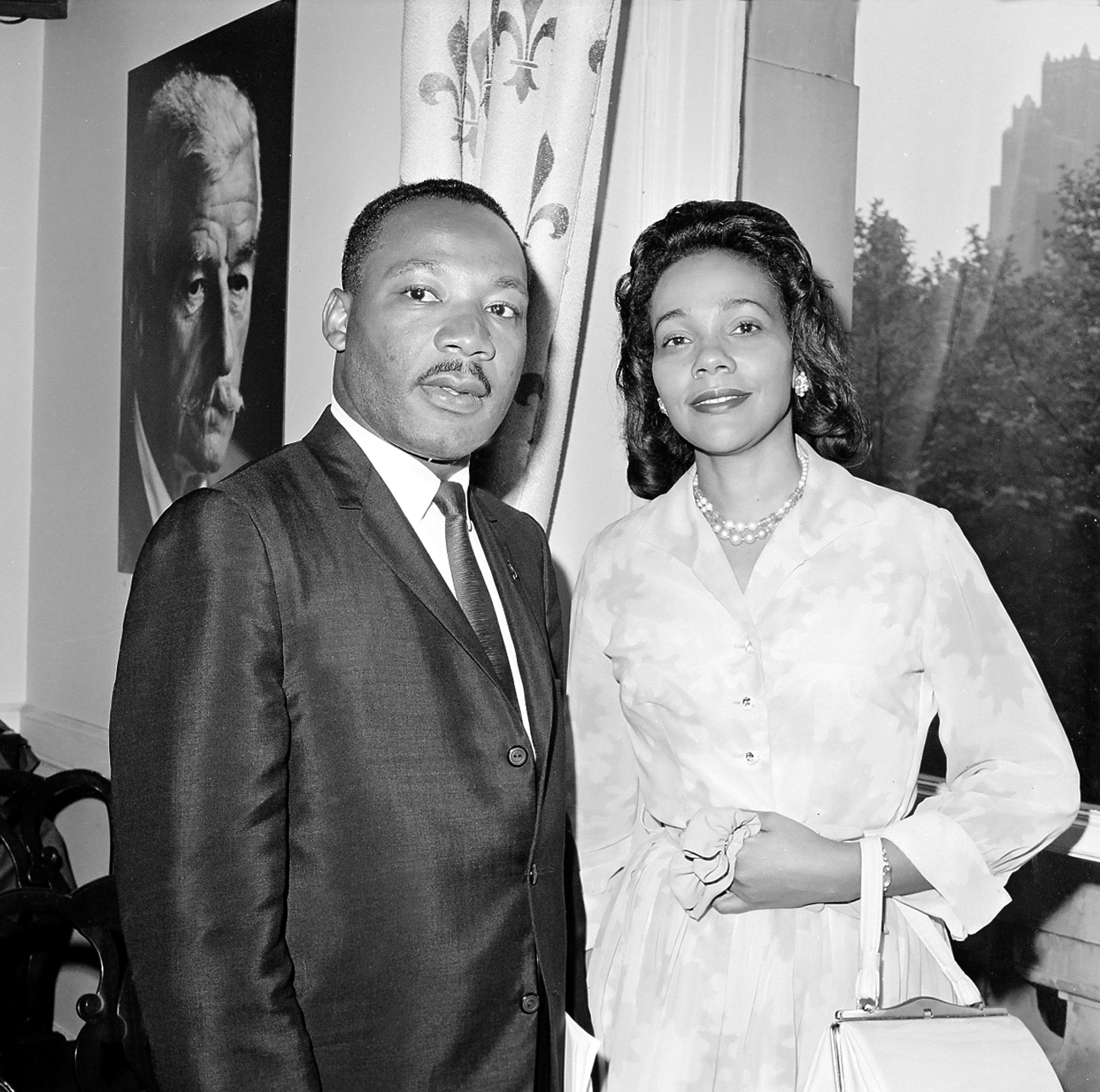 민권 지도자 dr.martin Luther King,Jr.와 1964 년 12 월 그의 아내 Coretta. 그들은 노벨 평화상을 받기 위해 노르웨이 오슬로로 출발 할 준비를하고 있습니다. (Ap Images)