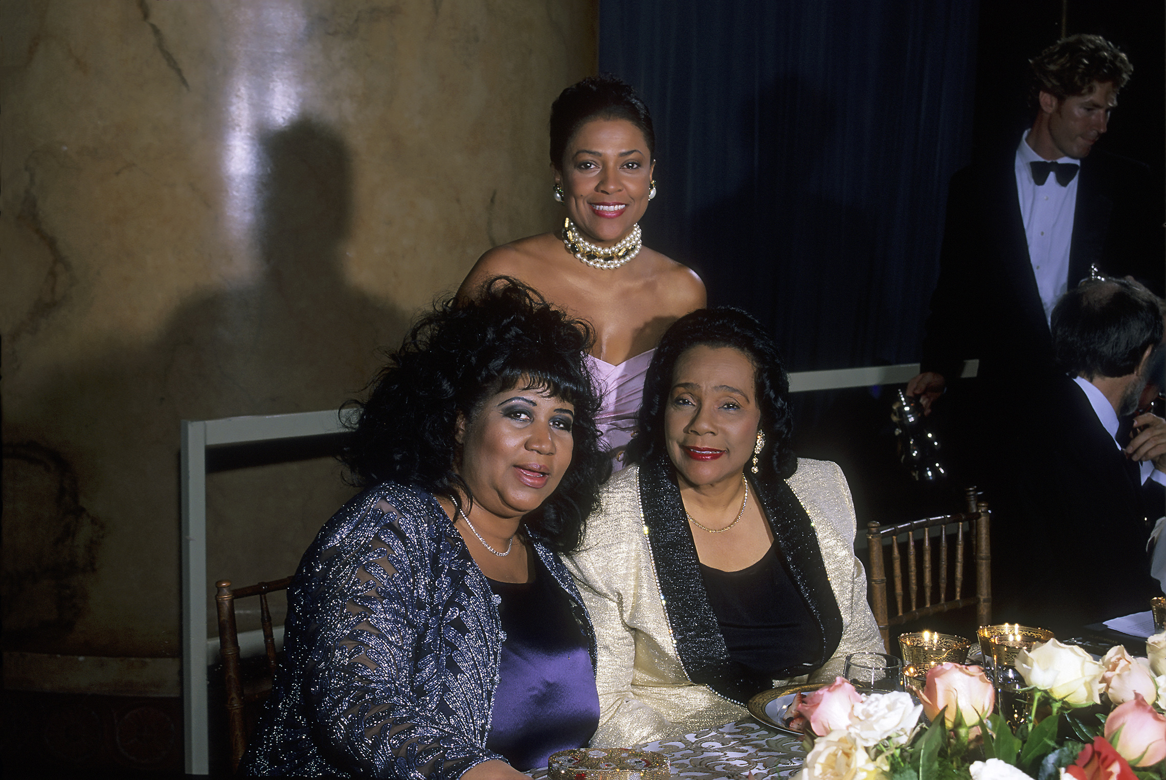 Los miembros de la Academia Americana de Logros Coretta Scott King, Aretha Franklin y Kathleen Luchan en la Cumbre Internacional de Logros de 1999 en Washington, D. C. (© Academy of Achievement)