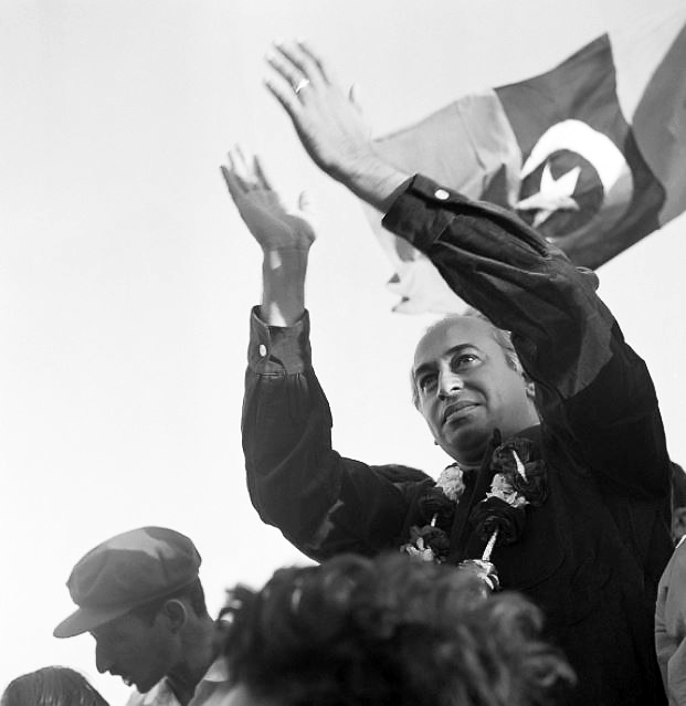 Zulfikar Ali Bhutto (1928 -1979), neuvième Premier ministre du Pakistan de 1973 à 1977 et quatrième président du Pakistan de 1971 à 1973, et père de Benazir Bhutto. (© Bettmann/CORBIS)