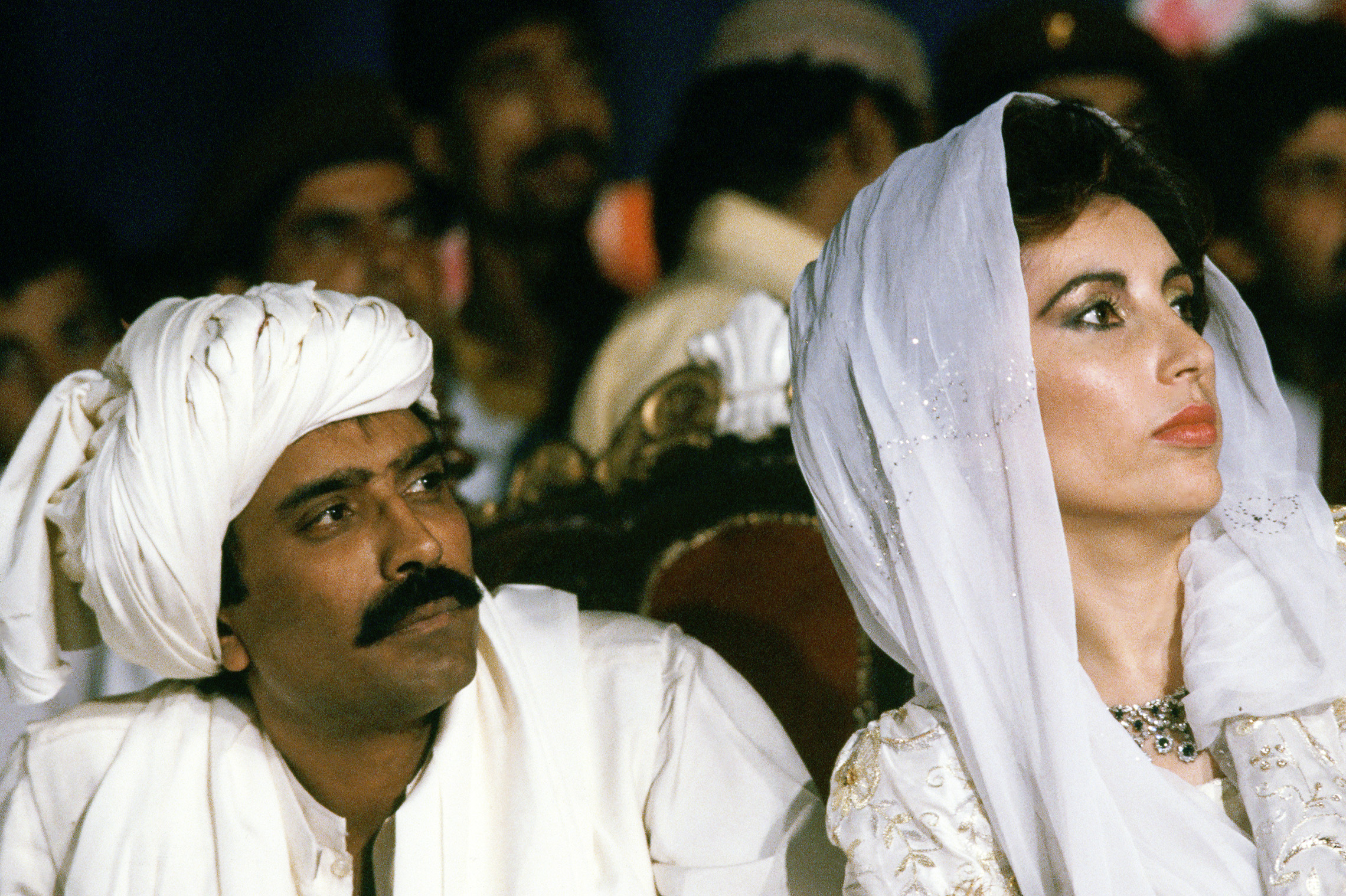 Benazir Bhutto et son mari, Asif Ali Zardari, le jour de leur mariage, au Clifton Palace, Karachi, Pakistan, décembre 1987. (© Françoise de Mulder/CORBIS)