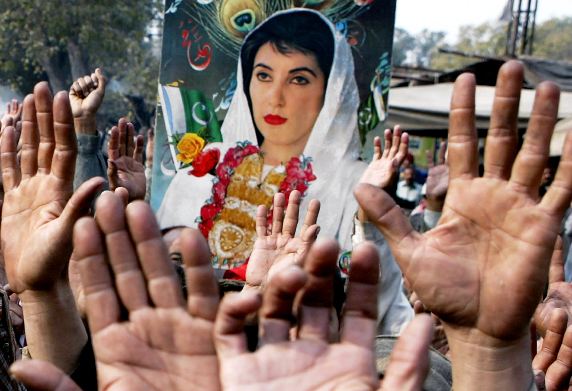 3 janvier 2008 : Des partisans du Parti du peuple pakistanais défilent avec une bannière de leur leader assassiné, Benazir Bhutto, lors d'un rassemblement à Lahore, quelques jours après sa mort. (AP Images/K M Chaudary)'s Party march with a banner of their slain leader, Benazir Bhutto, during a rally in Lahore, days after her death. (AP Images/K M Chaudary)