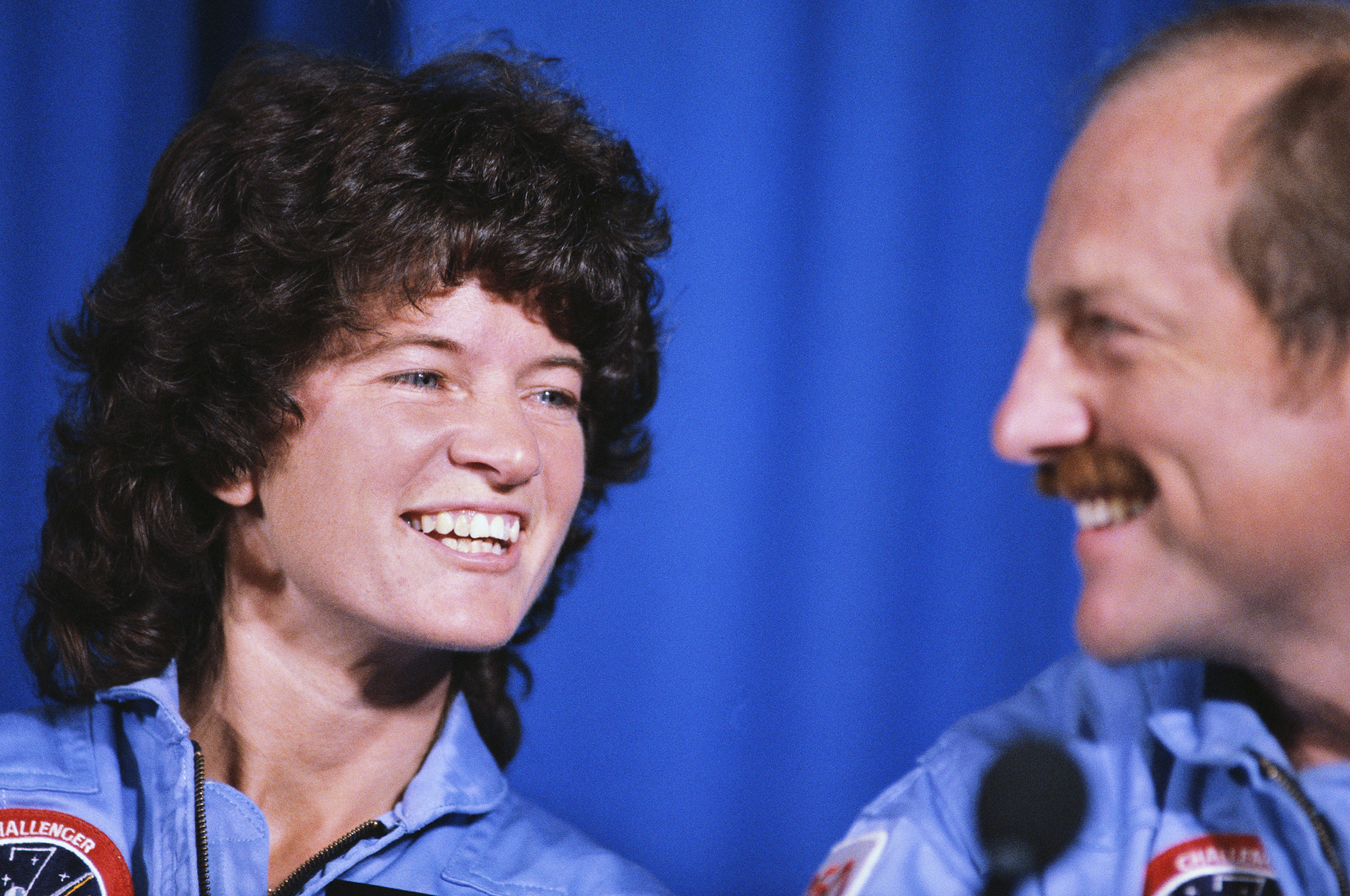 Sally Ride and her fellow astronaut, Challenger pilot Frederick Hauck, laugh during a press conference at Edwards Air Force Base, 1983. (© Douglas Kirkland/CORBIS)