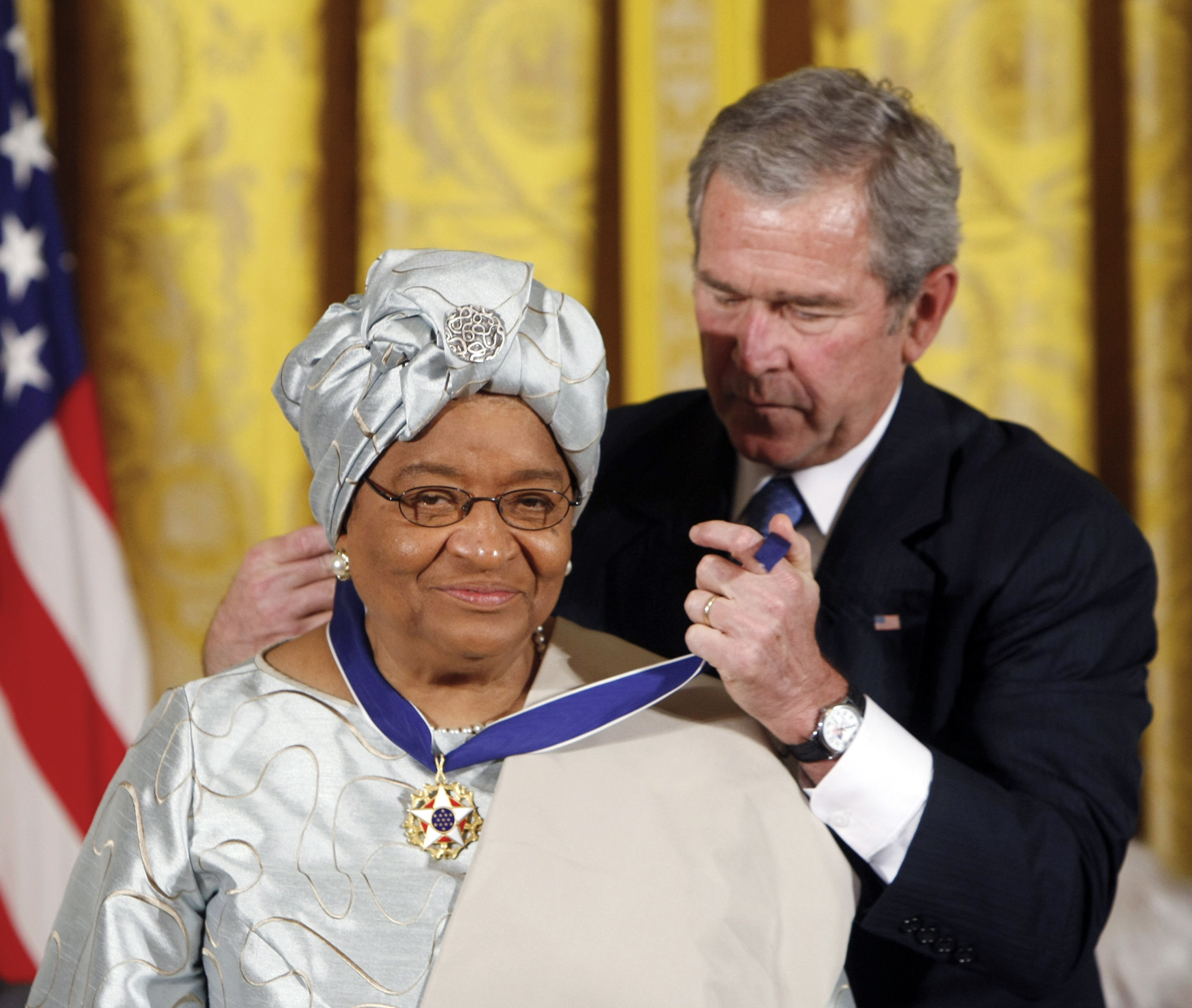 U.S presidentti George W. Bush ojentaa Presidential Medal of Freedom Liberian presidentille Ellen Johnson Sirleafille Valkoisen talon seremoniassa vuonna 2005. (AP Images/Gerald Herbert)