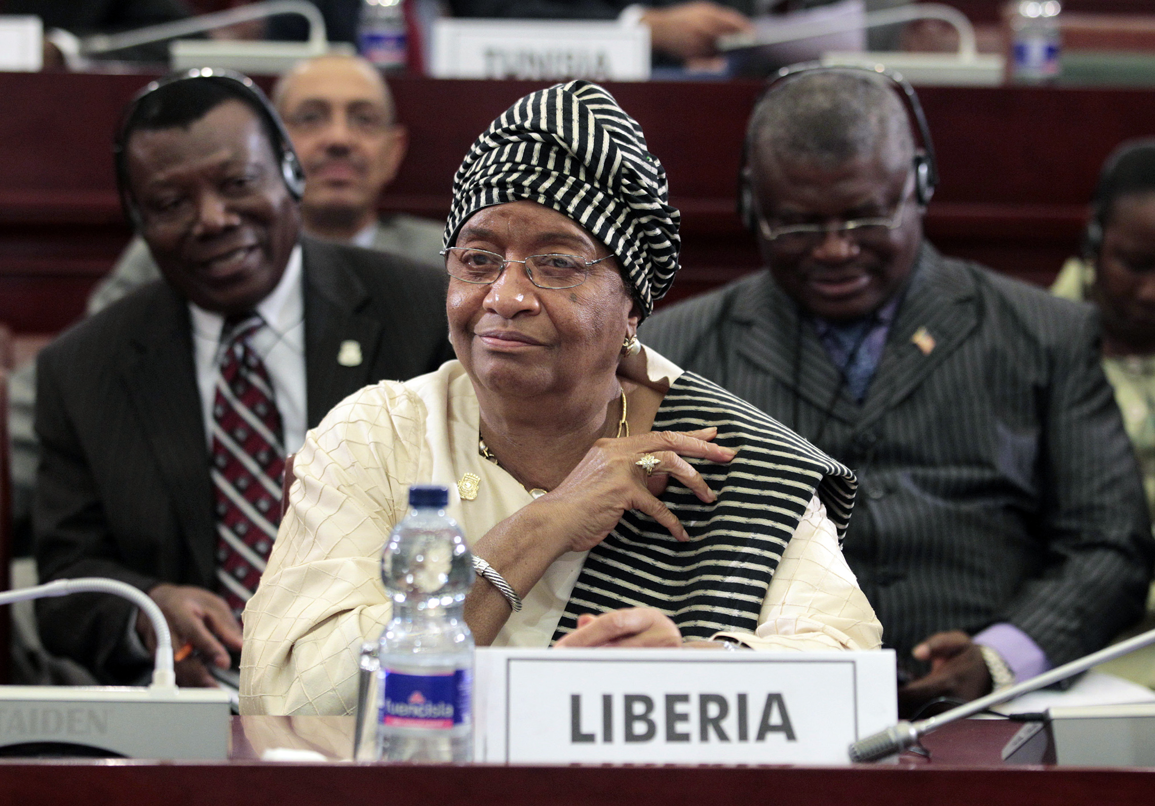 Die liberianische Präsidentin Ellen Johnson Sirleaf, gesehen während der Abschlusssitzung des 17. Gipfels der Afrikanischen Union in Malabo, Äquatorialguinea, 2011. Die Sitzung des Tages wurde von der Debatte über die Unruhen in Libyen dominiert, wo sich Muammar Gaddafi angesichts eines Volksaufstands gegen seine 42-jährige Herrschaft prekär an die Macht klammerte. (AP Images /Rebecca Blackwell)'s session was dominated by debate over the turmoil in Libya, where Moammar Gadhafi clung precariously to power in the face of a popular uprising against his 42-year rule. (AP Images/Rebecca Blackwell)