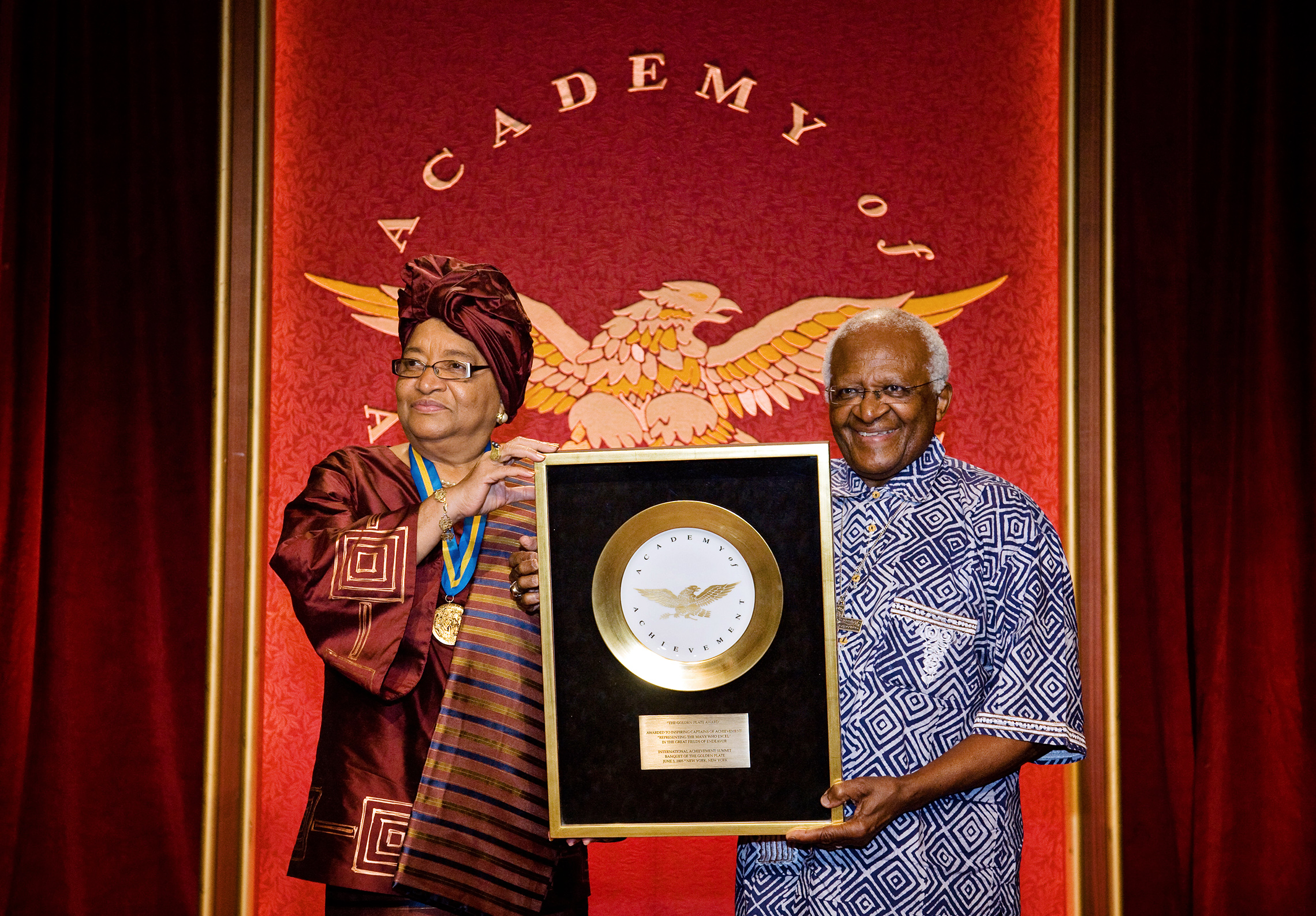 El Arzobispo Emérito Desmond Tutu de Sudáfrica entrega el Premio Placa de Oro a la Presidenta de Liberia, Ellen Johnson Sirleaf, en la Cumbre de Logros Internacionales de 2008 en Hawái. (©Academy of Achievement)