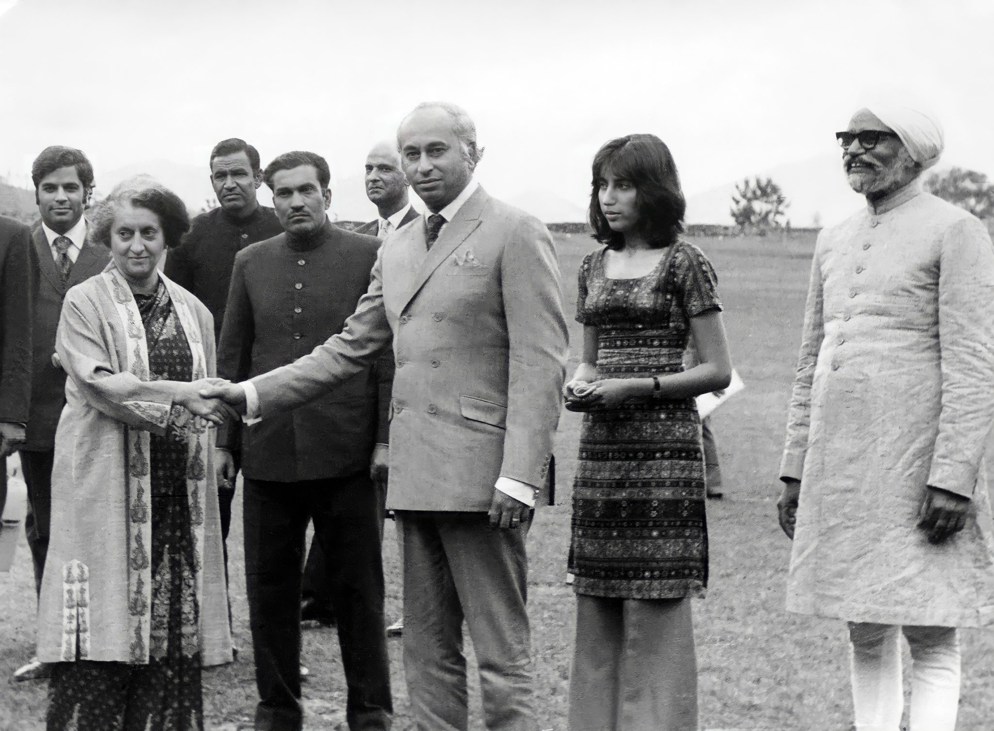 In June 1972, Benazir accompanied her father to Simla, where her father tried to negotiate an agreement to bring home 1971’s prisoners of war. 