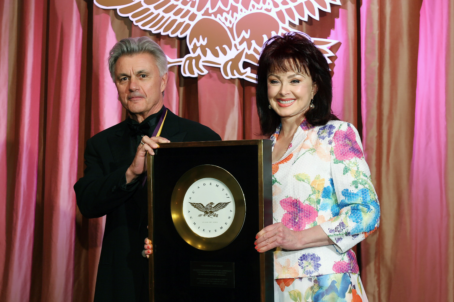 Awards Council member Naomi Judd presents the Golden Plate Award to John Irving at the 2005 International Achievement Summit in New York City. (© Academy of Achievement)