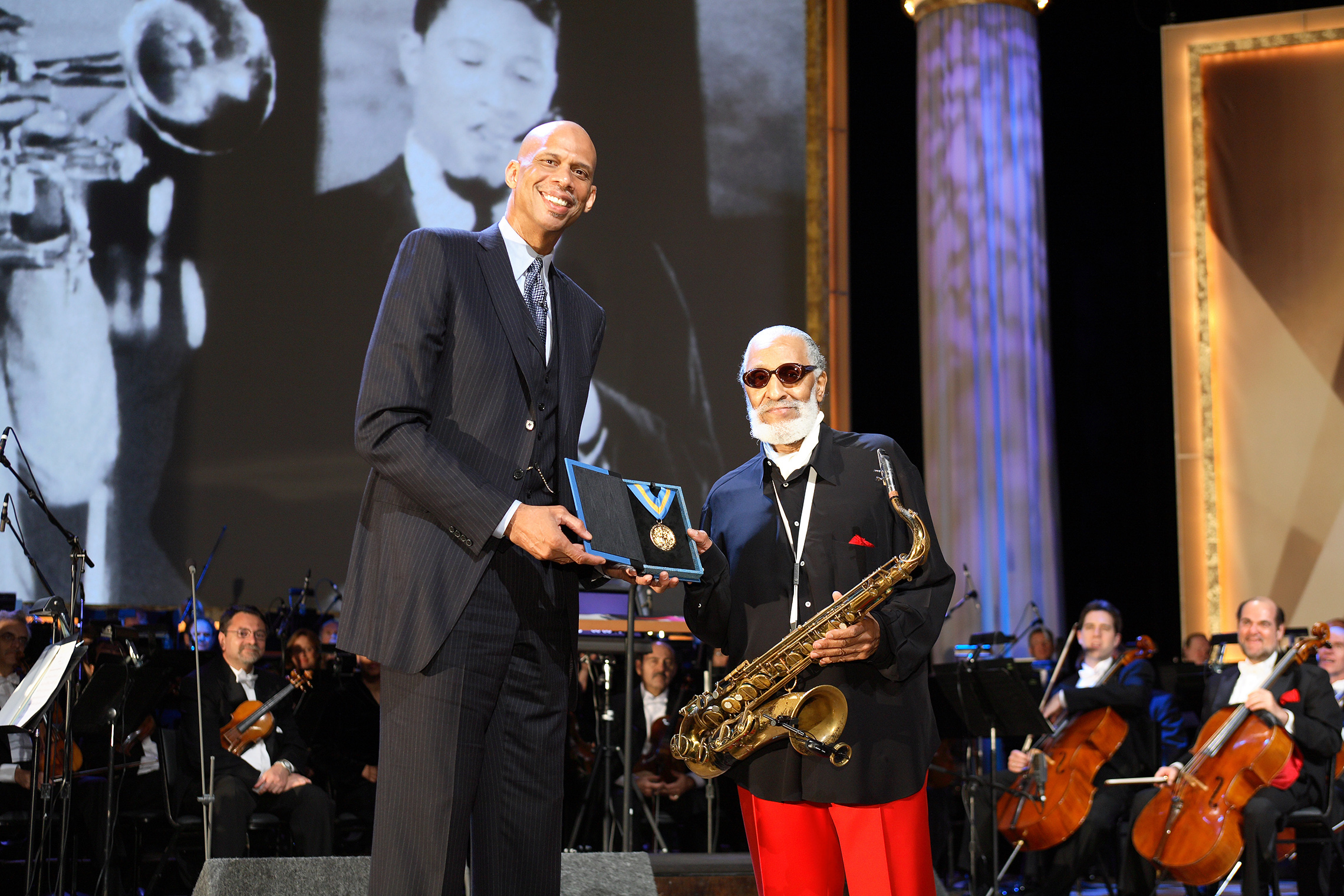 Sonny Rollins receives the Gold Medal of the Academy of Achievement at the 2006 International Achievement Summit in Los Angeles. Basketball Hall of Fame great and Awards Council member Kareem Abdul-Jabbar spoke of the inspiration he had derived as a young athlete from hearing Sonny Rollins perform. (© Academy of Achievement)