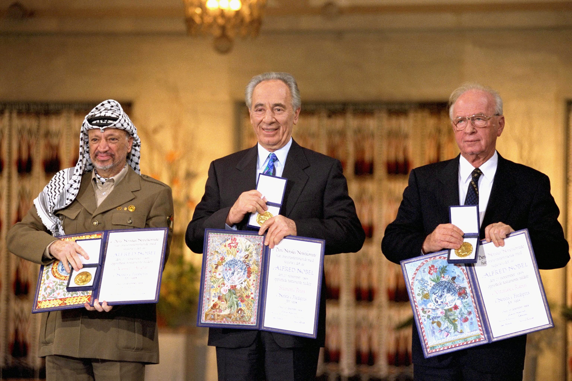 December 10, 1994: The Nobel Peace Prize laureates for 1994 in Oslo. From left to right: PLO Chairman Yasser Arafat, Israeli Foreign Minister Shimon Peres, Israeli Prime Minister Yitzhak Rabin שלושת חתני פרס נובל לשלום לשנת 1994 באוסלו שבנורבגיה. (מימין לשמאל): ראש הממשלה יצחק רבין, שר החוץ שמעון פרס ויו"ר אש"ף יאסר עראפת.