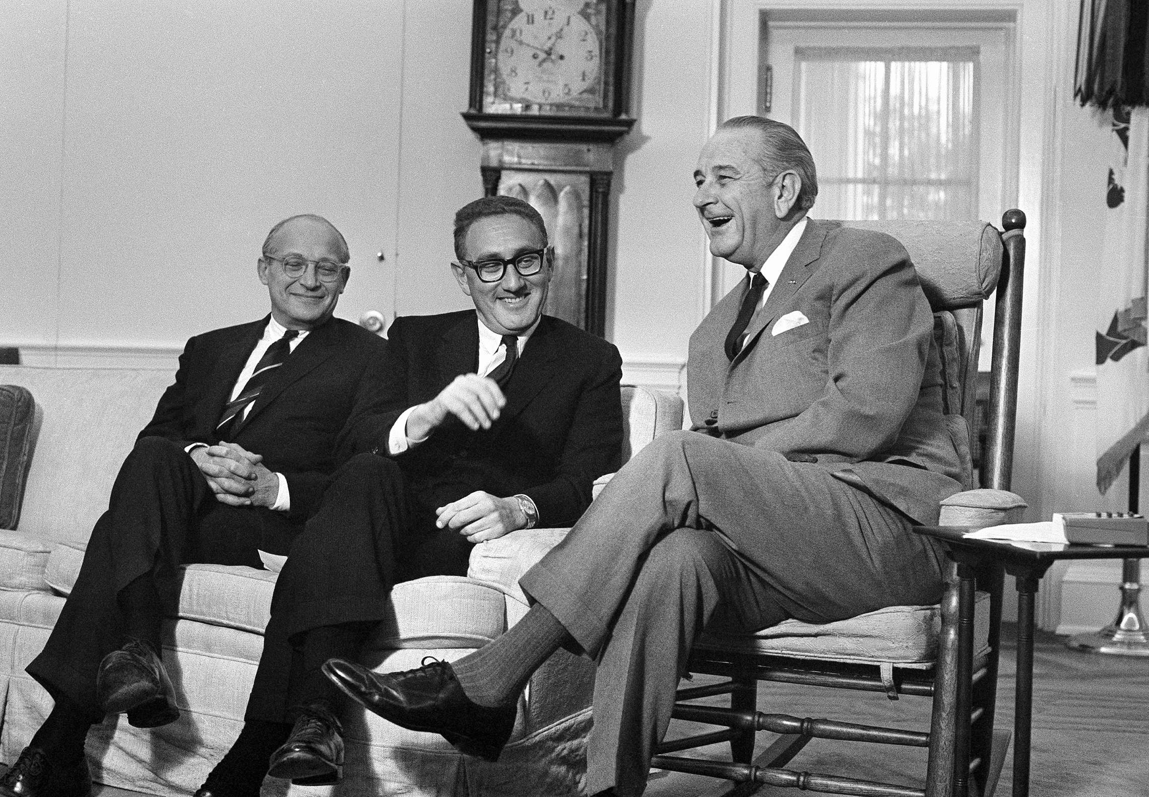 5 de Dezembro de 1968: Henry Kissinger confere com o Presidente Lyndon Johnson não muito depois de ter sido nomeado para a equipa de segurança nacional de Richard Nixon. (Associated Press)'s national security team. (Associated Press)