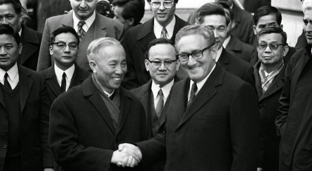 1973: Le Duc Tho y el Secretario de Estado de los Estados Unidos, Henry Kissinger. Le Duc Tho, miembro del Politburó del Partido Comunista de Vietnam del Norte, se unió al equipo negociador norvietnamita como consejero especial. Las conversaciones de paz de París habían comenzado en marzo de 1968, pero habían avanzado poco para poner fin a la guerra. En agosto de 1969, Tho y Henry Kissinger empezaron a reunirse en secreto en una villa a las afueras de París para intentar alcanzar un acuerdo de paz. Fueron estas conversaciones privadas las que finalmente desembocaron en el Acuerdo sobre el fin de la guerra y el restablecimiento de la paz en Vietnam de enero de 1973.