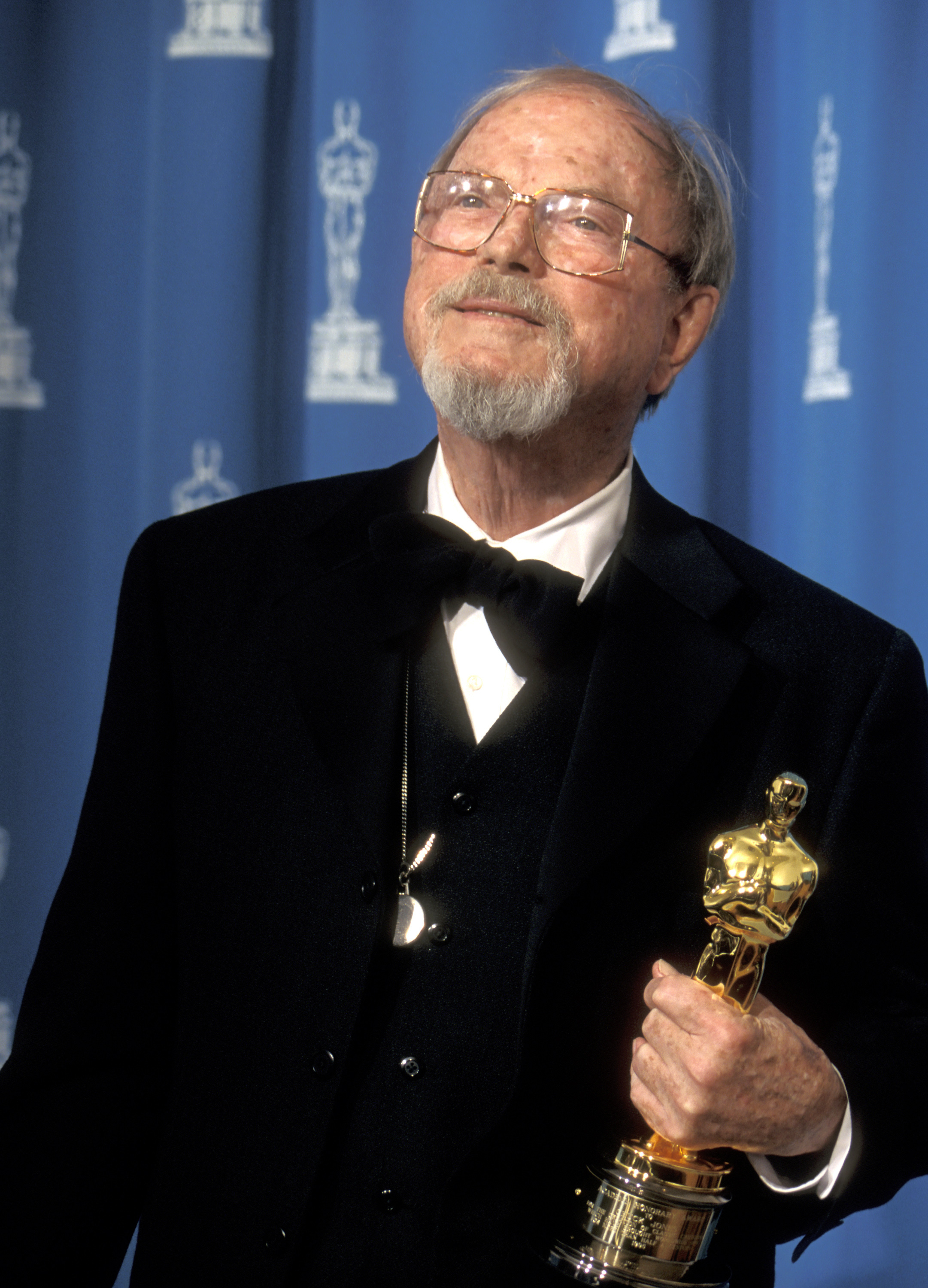 sarjakuvapiirtäjä Chuck Jones osallistuu 25.maaliskuuta 1996 järjestettävään Oscar-gaalaan Dorothy Chandler Pavilionissa Los Angelesissa, Kaliforniassa. (Kuva: Ron Galella, Ltd./ WireImage)