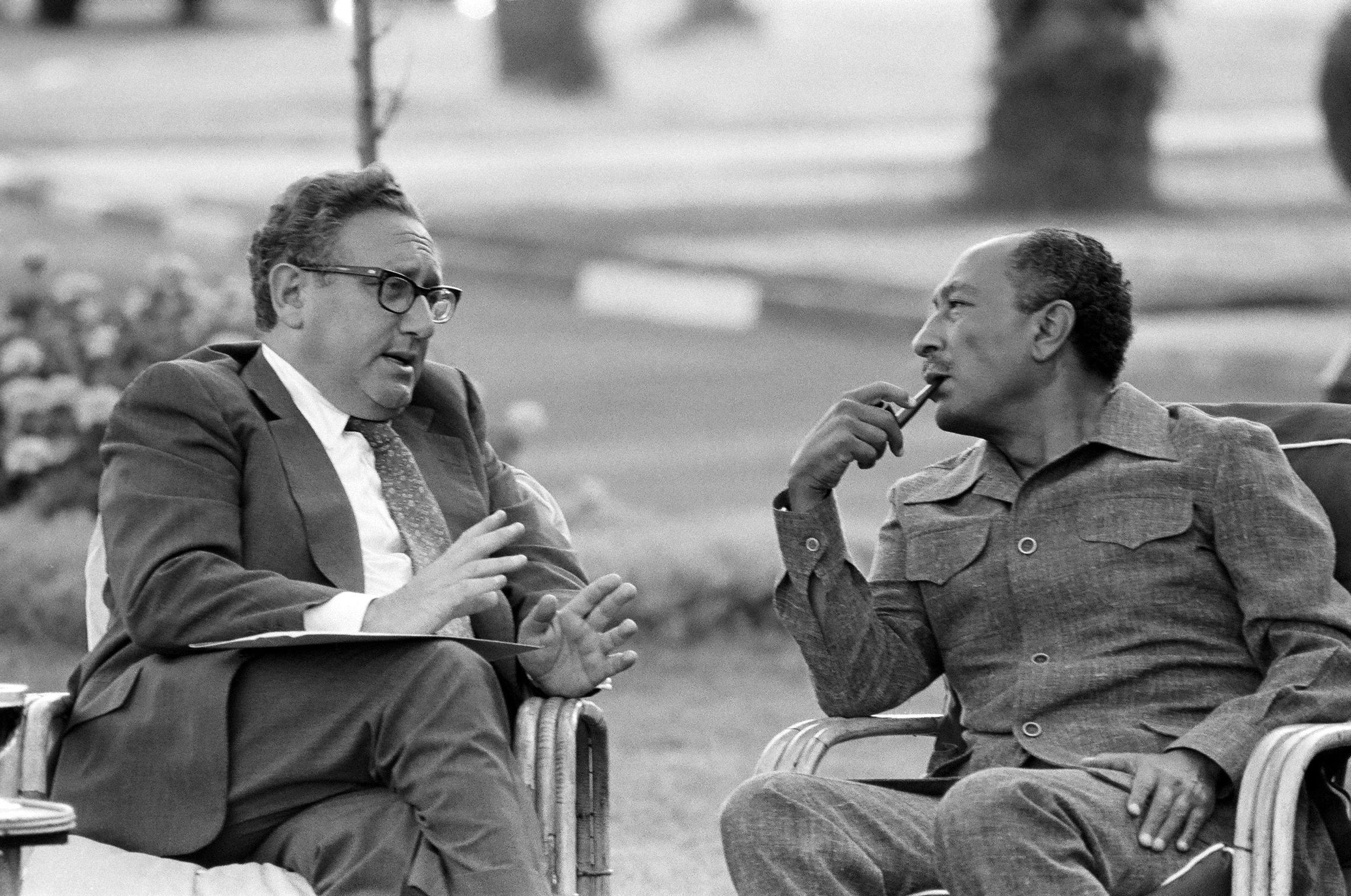 1975: Il segretario di Stato americano Henry Kissinger e il presidente egiziano Anwar Sadat parlano durante i negoziati del Sinai II, che hanno portato alla restituzione della terra all'Egitto ad Alessandria d'Egitto. (Foto di David Hume Kennerly/Getty Images)