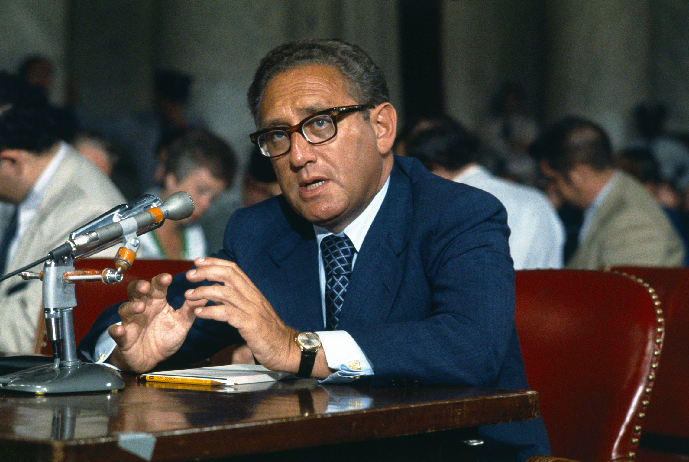 1973: En su comparecencia ante el Comité de Relaciones Exteriores del Senado sobre su nominación para ser Secretario de Estado, Henry Kissinger se comprometió a cooperar estrechamente con el Congreso en la conducción de la política exterior para una "paz duradera." (Bettmann/CORBIS)"durable peace." (Bettmann/CORBIS)