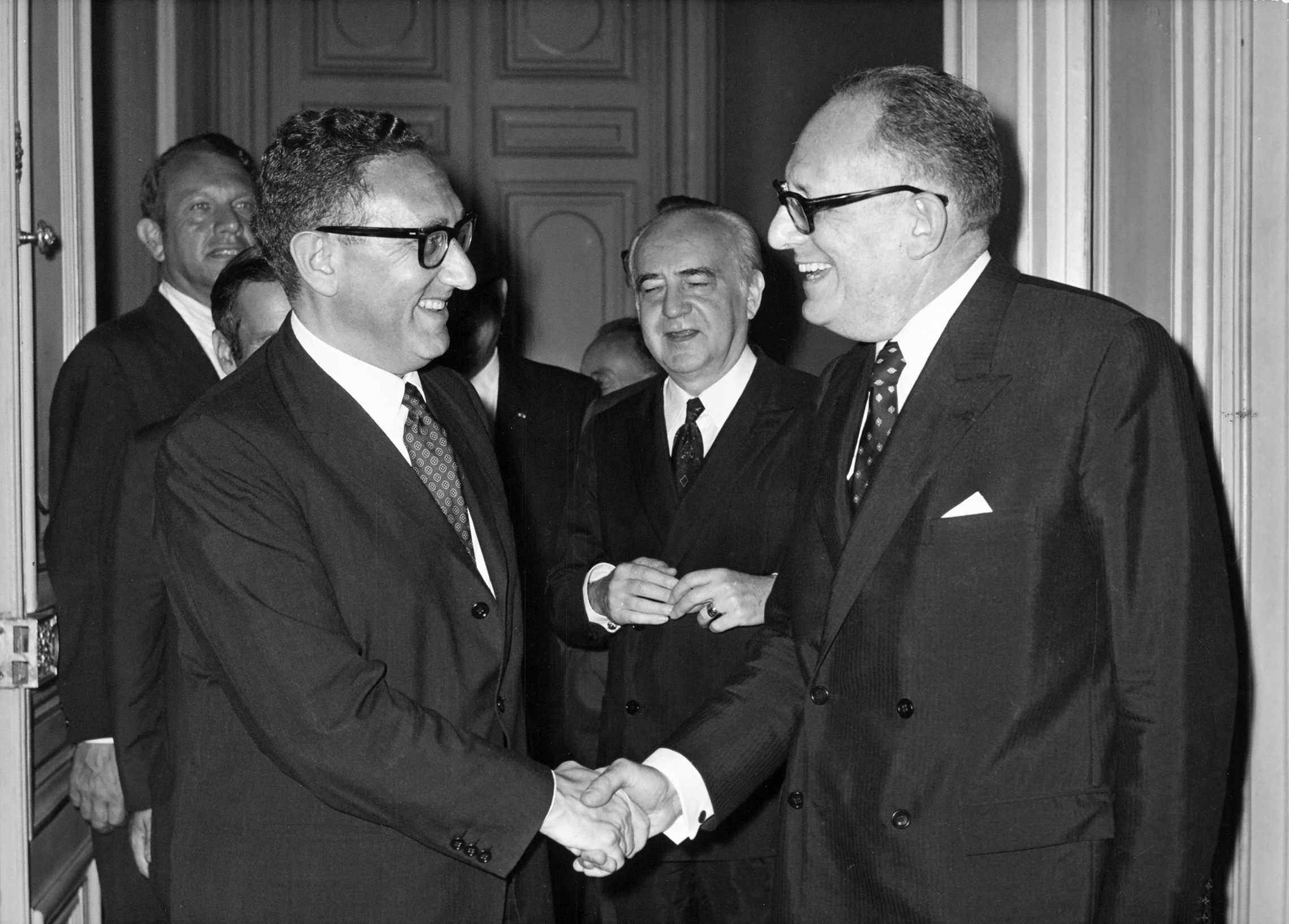 1969: Maurice Schumann, Ministro dos Negócios Estrangeiros francês, com o Secretário de Estado dos EUA Henry Kissinger.'s Minister of Foreign Affairs, with U.S. Secretary of State Henry Kissinger.