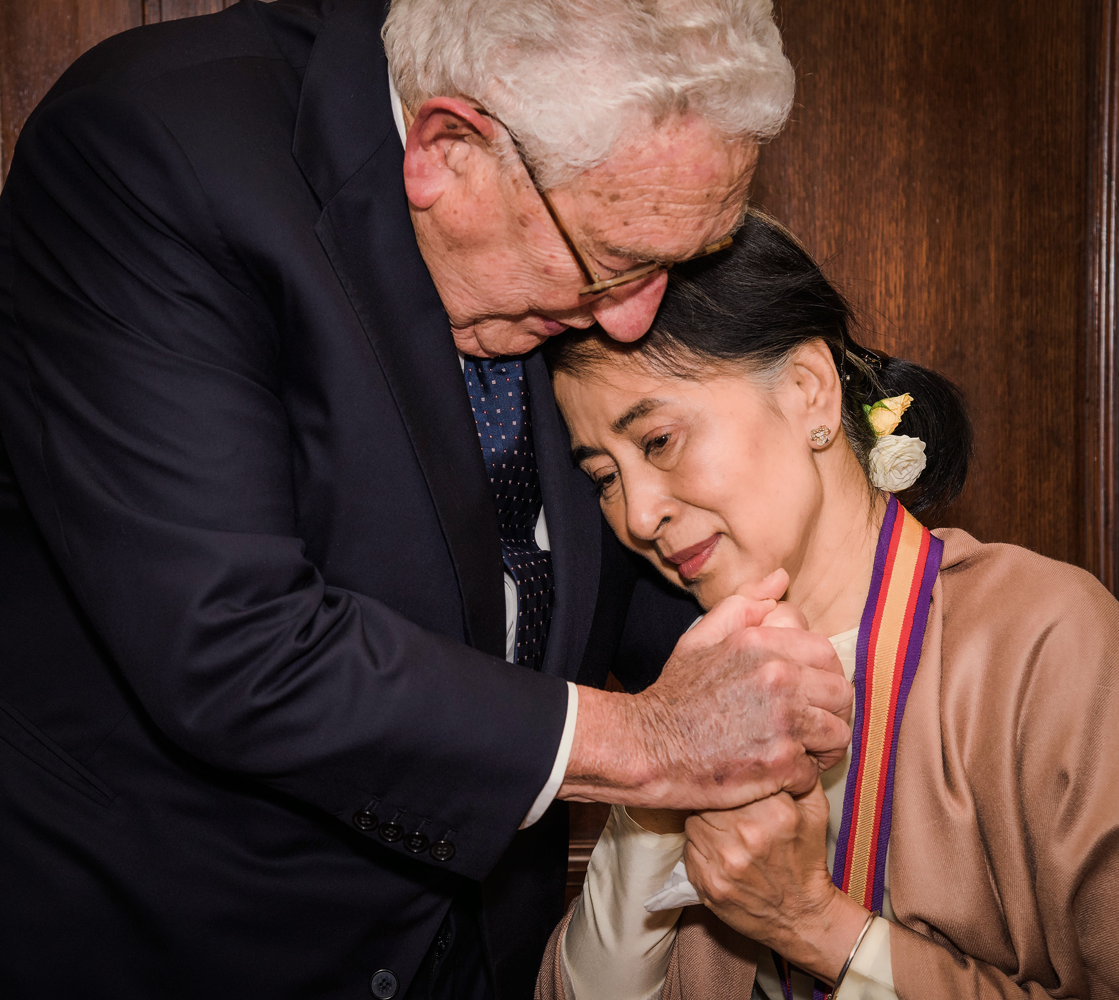 2016: Former U.S. Secretary of State and Nobel Peace Prize laureate Henry Kissinger and Aung San Suu Kyi, State Counsellor of Myanmar, at the New York Public Library.