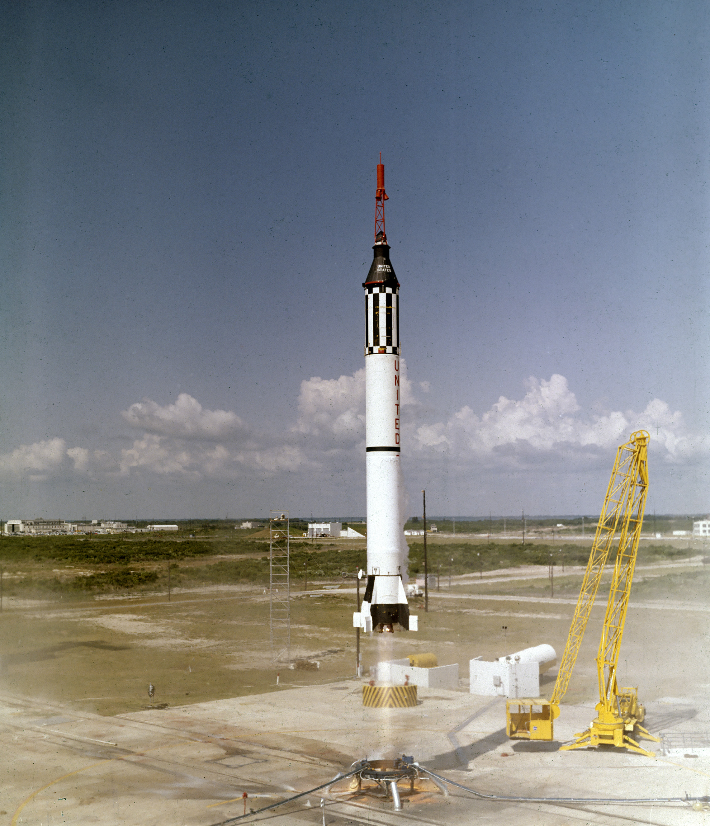 astronautul Alan B. Shepard, Jr.se ridică în nava spațială Freedom 7 Mercury pe 5 mai 1961. Acest al treilea zbor al vehiculului Mercury-Redstone (MR-3), dezvoltat de Dr.Wernher von Braun și echipa de rachete din Huntsille, Alabama, a fost prima misiune spațială cu echipaj pentru Statele Unite. În timpul zborului suborbital de 15 minute, Shepard a atins o altitudine de 115 mile și a parcurs 302 mile în jos. (NASA)