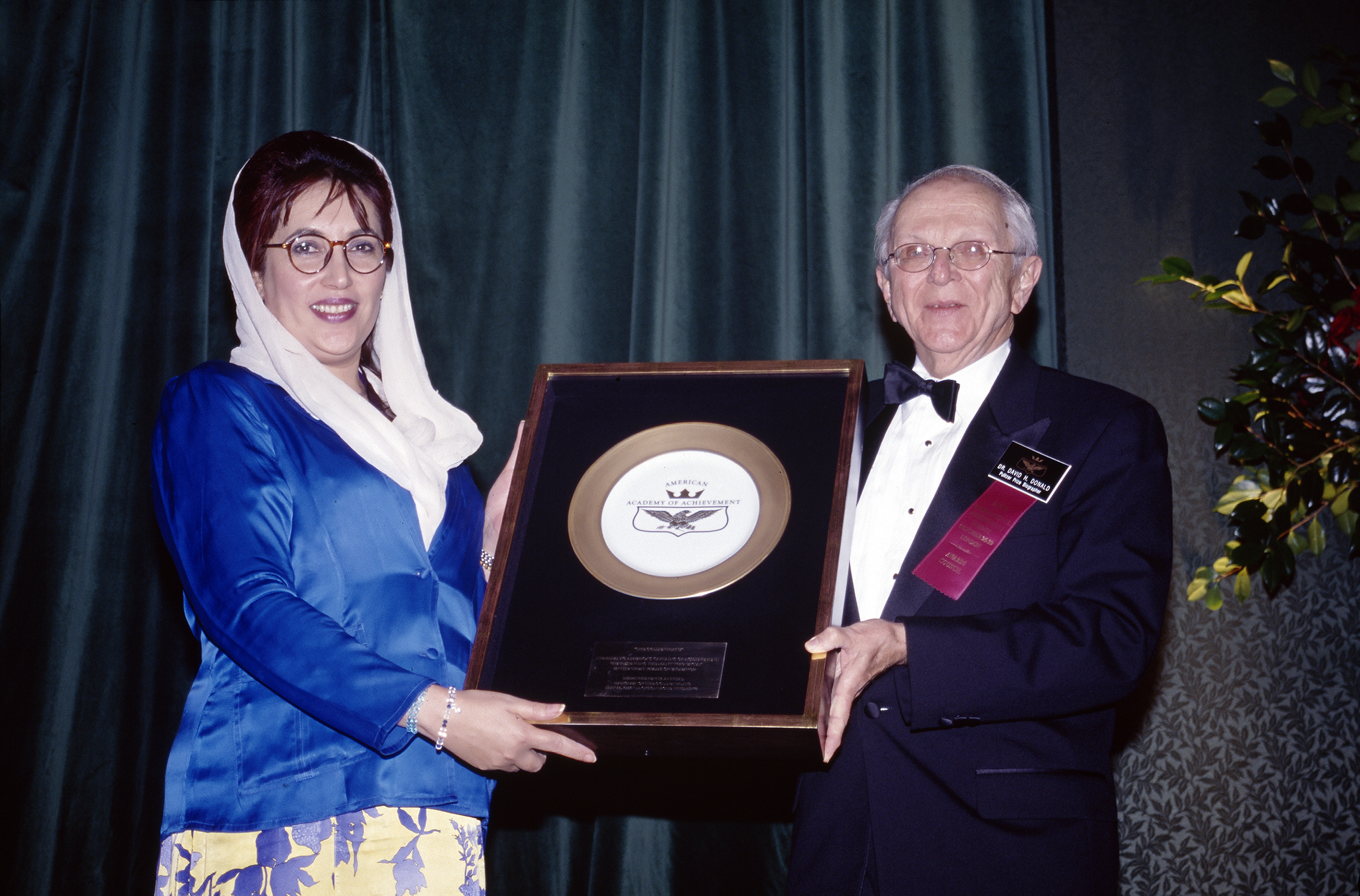 Il membro del consiglio Benazir Bhutto presenta il Golden Plate Award dell'American Academy of Achievement al discusso storico David Herbert Donald.'s Golden Plate Award to distiguished historian Dr. David Herbert Donald.