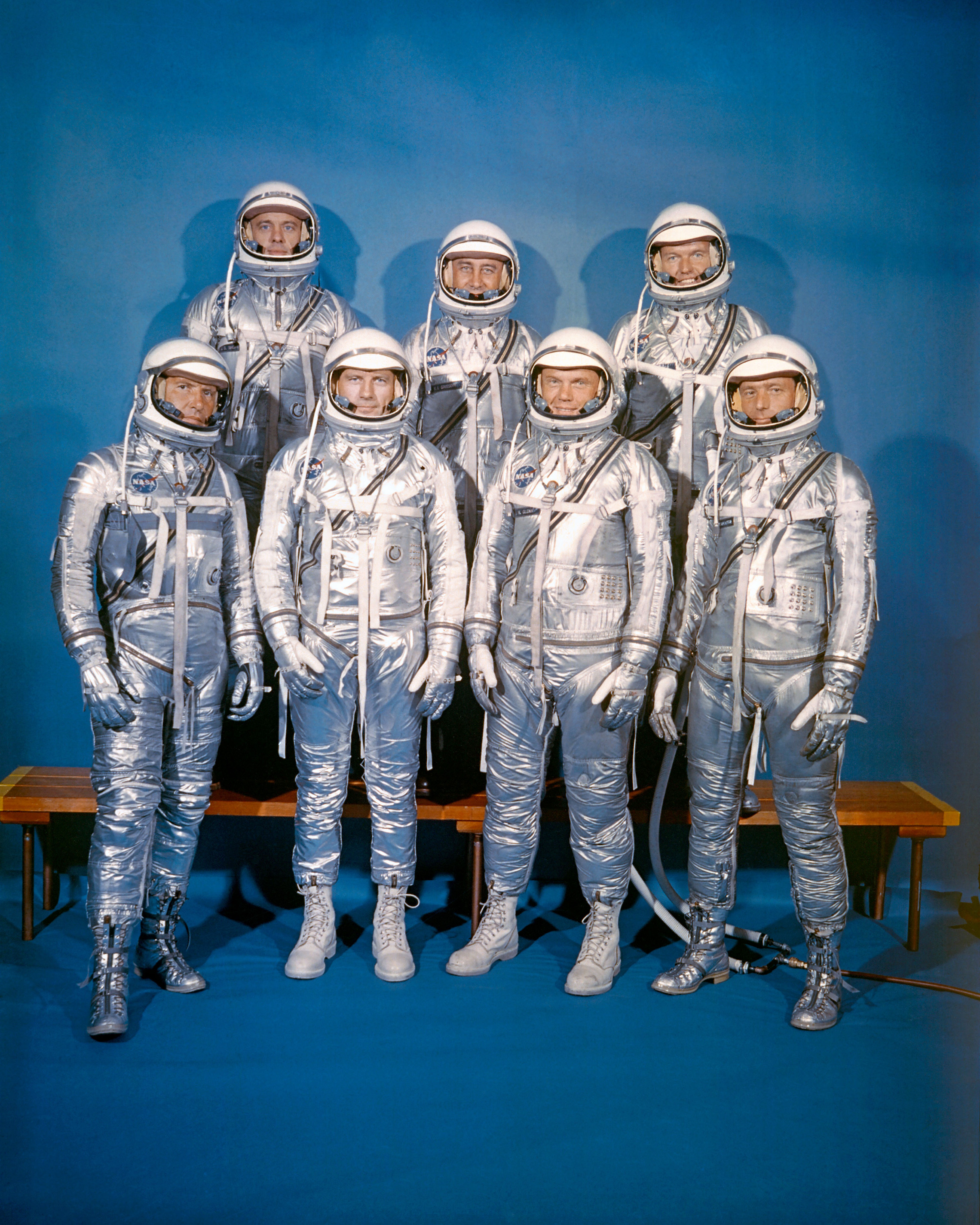 op 9 April 1959 introduceerde NASA zijn eerste astronaut klasse, De Mercury 7. Voorste rij, van links naar rechts: Walter M. Schirra, Jr., Donald K. "Deke" Slayton, John H. Glenn, Jr., en M. Scott Carpenter; achterste rij, Alan B. Shepard, Jr., Virgil I. "Gus" Grissom, en L. Gordon Cooper, Jr. (NASA): Walter M. Schirra, Jr., Donald K. "Deke" Slayton, John H. Glenn, Jr., en M. Scott Carpenter; Alan B. Shepard, Jr., Virgil I. "Gus" Grissom, en L. Gordon Cooper, Jr. (NASA)"Deke" Slayton, John H. Glenn, Jr., and M. Scott Carpenter; back row, Alan B. Shepard, Jr., Virgil I. "Gus" Grissom, and L. Gordon Cooper, Jr. (NASA)
