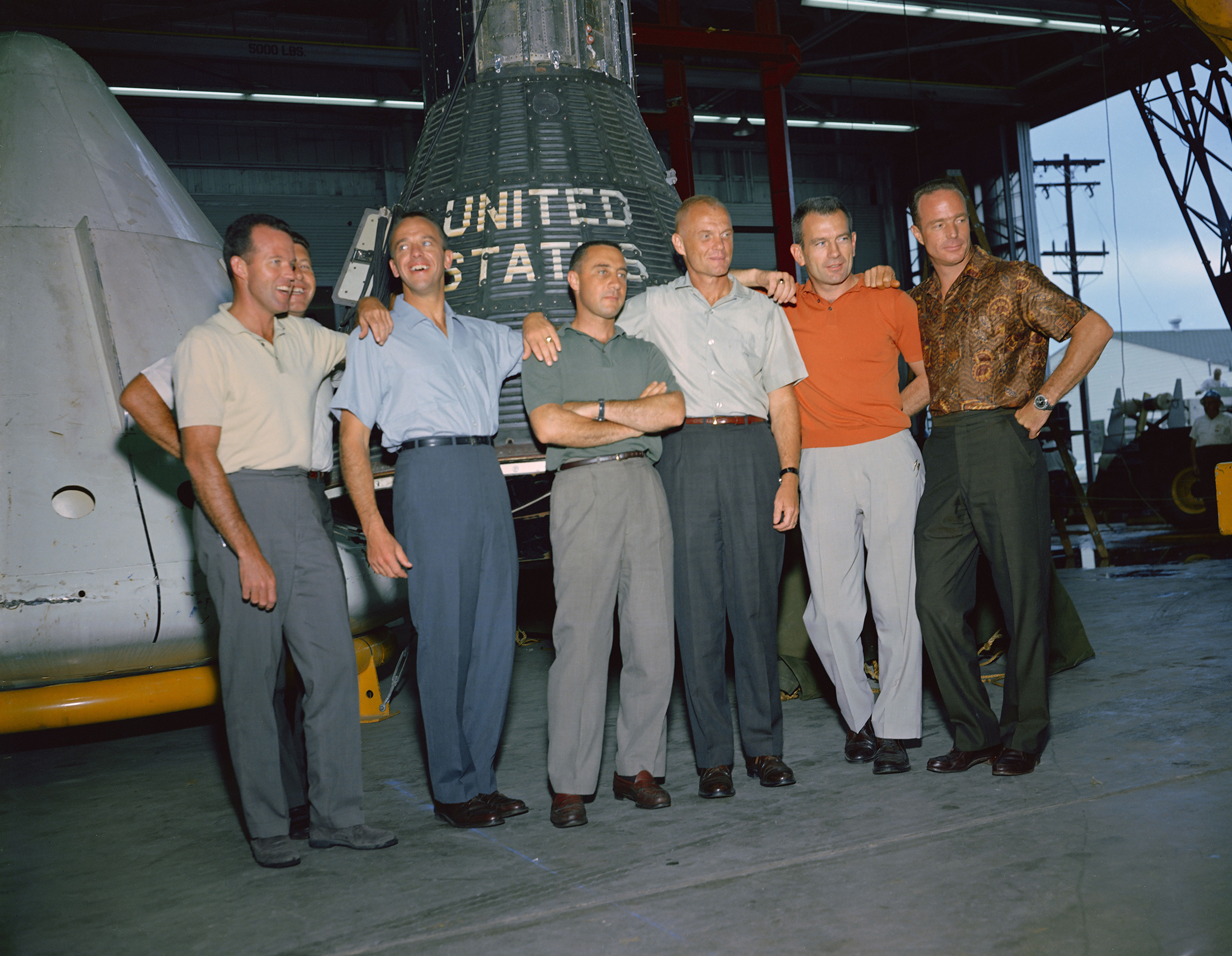 den 9. April 1959 annoncerede NASAs første administrator, Dr. Keith Glennan, navnene på agenturets første gruppe astronauter på en pressekonference i USA, D. C. nu kendt som de oprindelige syv, de omfattede tre Flådeflyvere, M. Scott Carpenter, Valter M. Schirra Jr. og Alan B. Shepard Jr.; tre luftvåbenpiloter, L. Gordon Cooper Jr., Virgil I. (Gus) grissomog Donald K. (Deke) Slayton; sammen med Marine Corps aviator John H. Glenn Jr.blev dette gruppefoto af de originale Mercury astronauter taget i juni 1963 på bemandet Rumfartøjscenter (MSC), nu Johnson Space Center, i Houston. Astronauterne er fra venstre mod højre: Cooper, Schirra, Shepard, Grissom, Glenn, Slayton og Carpenter. Project Mercury blev NASAs første store virksomhed. Programmets mål var at placere et menneskeligt vurderet rumfartøj i kredsløb omkring Jorden, observere astronauternes præstationer under sådanne forhold og sikkert genvinde astronauten og rumfartøjet. Mercury-flyene beviste, at mennesker kunne leve og arbejde i rummet, og banede vejen for Gemini-og Apollo-programmerne såvel som for al yderligere menneskelig rumflyvning. (NASA)'s first administrator, Dr. Keith Glennan, announced the names of the agency's first group of astronauts at a news conference in Washington, D.C. Now known as the "Original Seven," they included three Naval aviators, M. Scott Carpenter, Walter M. Schirra Jr., and Alan B. Shepard Jr.; three Air Force pilots, L. Gordon Cooper Jr., Virgil I. (Gus) Grissom, and Donald K. (Deke) Slayton; along with Marine Corps aviator John H. Glenn Jr. This group photo of the original Mercury astronauts was taken in June 1963 at the Manned Spacecraft Center (MSC), now Johnson Space Center, in Houston, Texas. The astronauts are, left to right: Cooper, Schirra, Shepard, Grissom, Glenn, Slayton and Carpenter. Project Mercury became NASA's first major undertaking. The objectives of the program were to place a human-rated spacecraft into orbit around Earth, observe the astronauts' performance in such conditions and safely recover the astronaut and the spacecraft. The Mercury flights proved that humans could live and work in space, and paved the way for the Gemini and Apollo programs as well as for all further human spaceflight. (NASA)