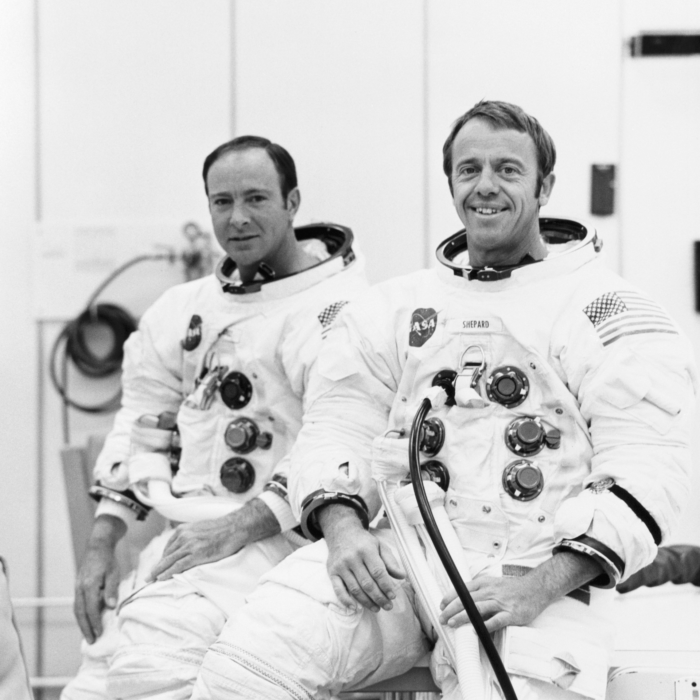 September18,1970:宇宙飛行士Alan B.Shepard Jr.（右）、司令官、月モジュールのパイロットEdgar D.Mitchellは、アポロ14月モジュール（LM）の有人高度走行に適しています。 有人宇宙船運用棟の真空チャンバーでの有人走行は、LMの通信および誘導およびナビゲーションシステムを検証するために行われました。 (NASA)'s communications and guidance and navigation systems. (NASA)