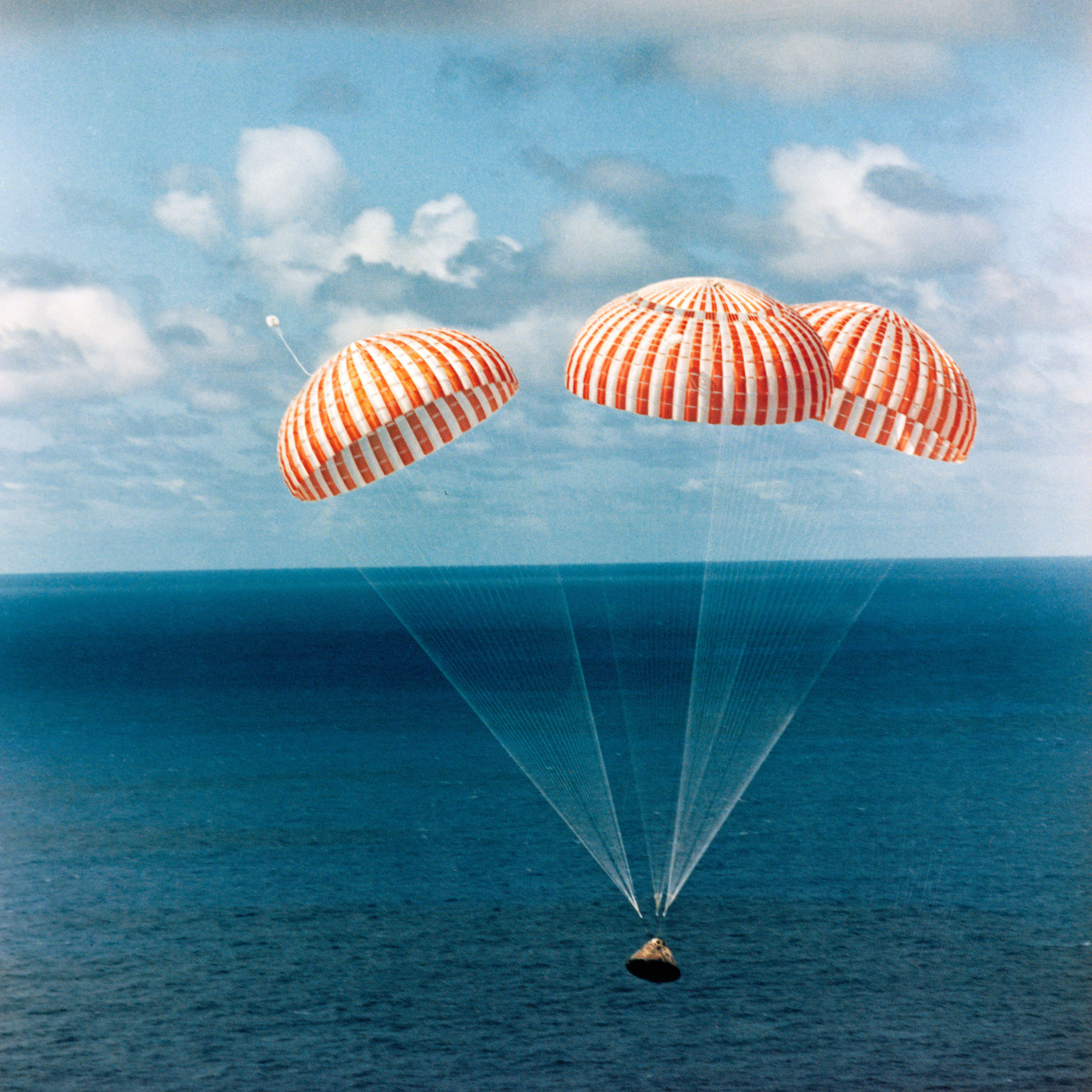 de Apollo 14 commandomodule met astronauten Alan Shepard, Stuart A. Roosa en Edgar Mitchell naderen de landing in de Stille Zuidzee, waarmee een 10-daagse maanlandingsmissie succesvol wordt beëindigd. De splashdown vond plaats om 3: 04 CST, 9 februari 1971, ongeveer 765 zeemijl ten zuiden van Amerikaans-Samoa. De bemanning werd per helikopter naar het USS New Orleans prime recovery ship gevlogen. 9 februari 1971: de Apollo 14 commandomodule met astronauten Alan Shepard, Stuart A. Roosa en Edgar Mitchell nadert de landing in de Stille Zuidzee, waarmee een 10-daagse maanlandingsmissie succesvol wordt beëindigd. De splashdown vond plaats om 3: 04 CST, ongeveer 765 zeemijl ten zuiden van Amerikaans-Samoa. De Apolla 14 bemanning werd per helikopter naar het USS New Orleans prime recovery ship gevlogen. (NASA)