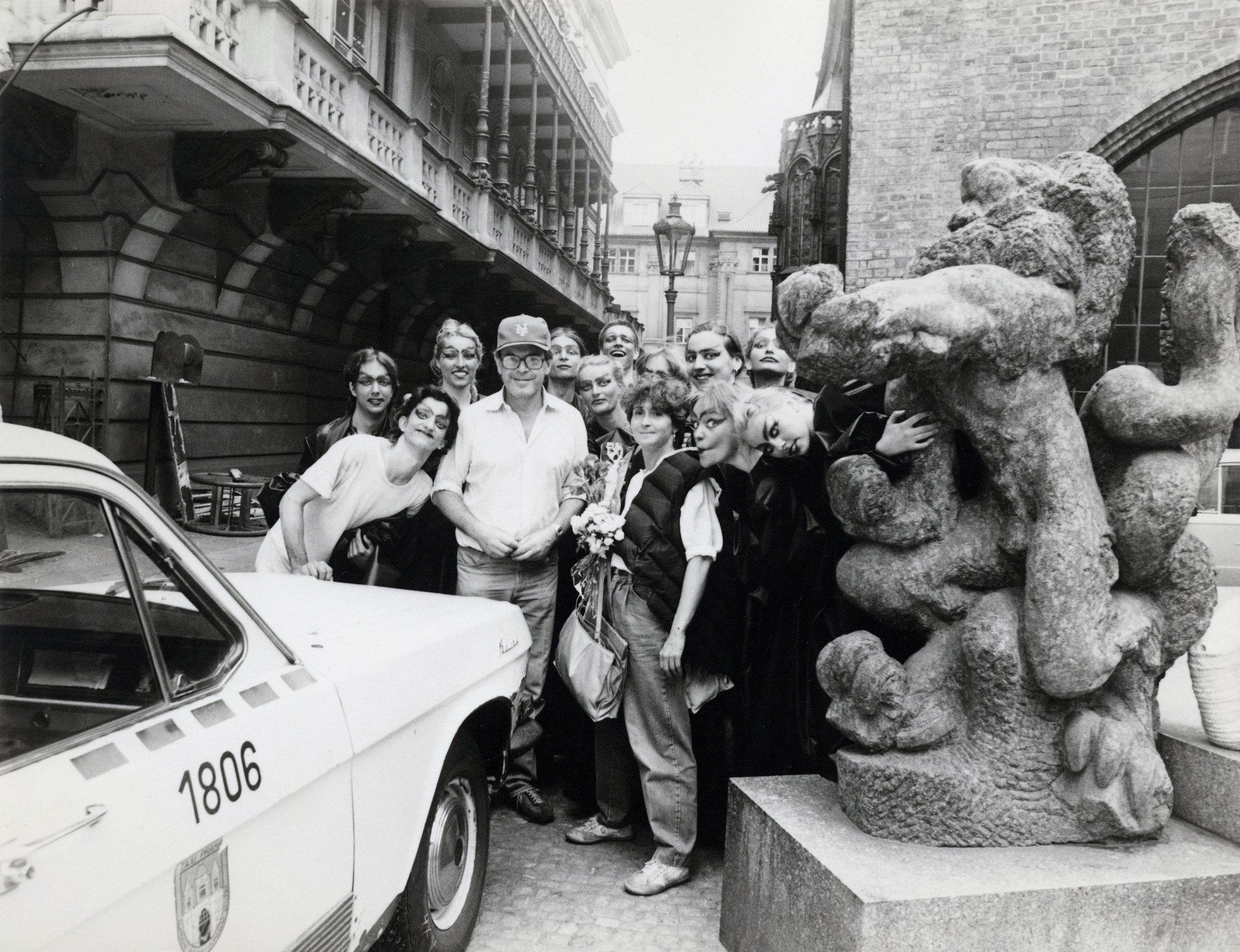 1984: Twyla Tharp and director Miloš Forman with dancers from Forman's film 